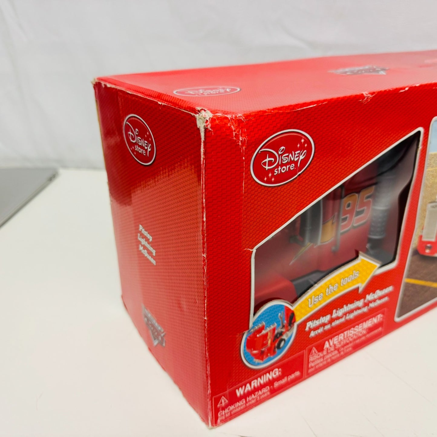 Disney Pixar Cars - PITSTOP LIGHTNING MCQUEEN & MACK PLAYSET Disney Store - 2010