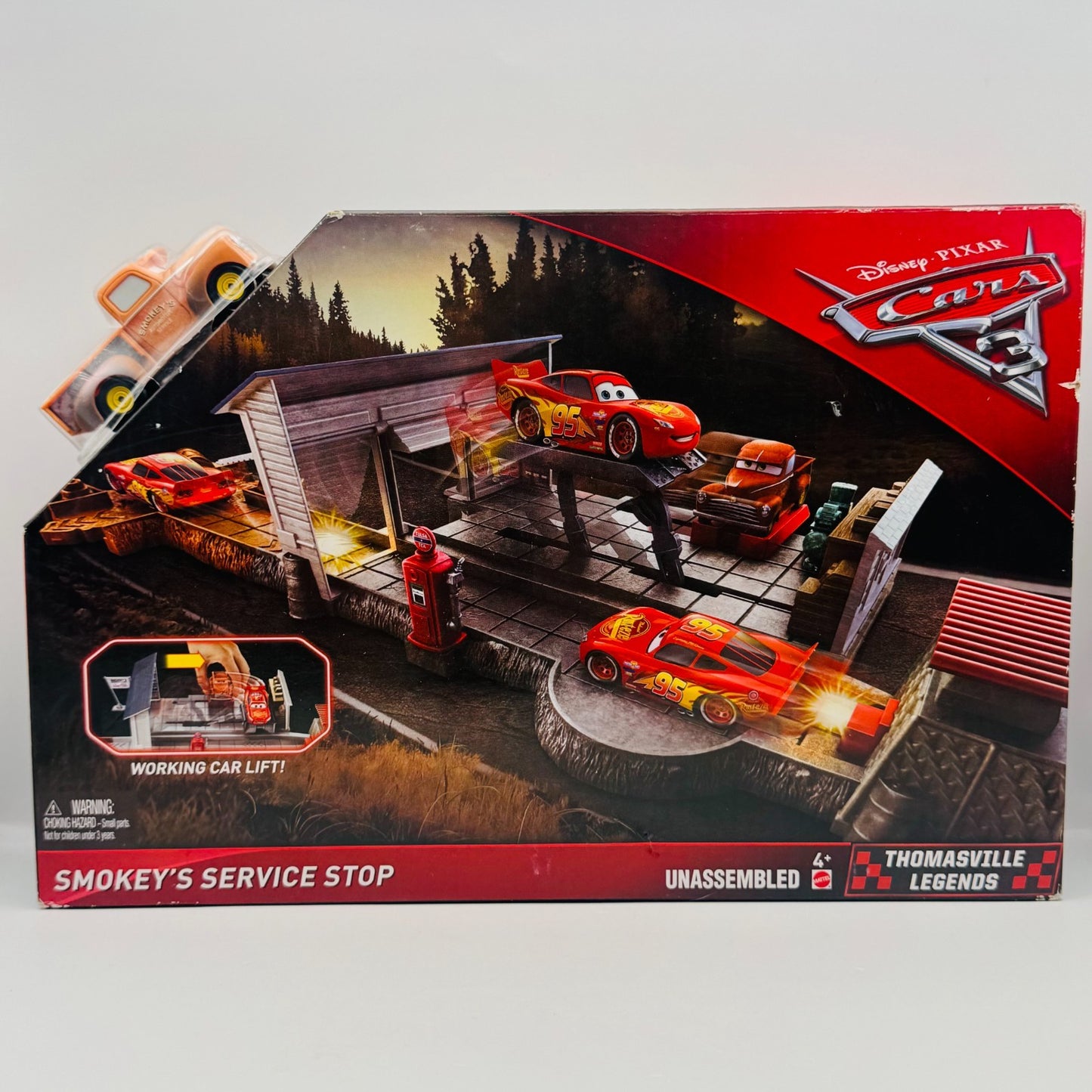 Disney Pixar Cars - SMOKEY'S SERVICE STOP THOMASVILLE PLAYSET Cars 3 1:55 Scale