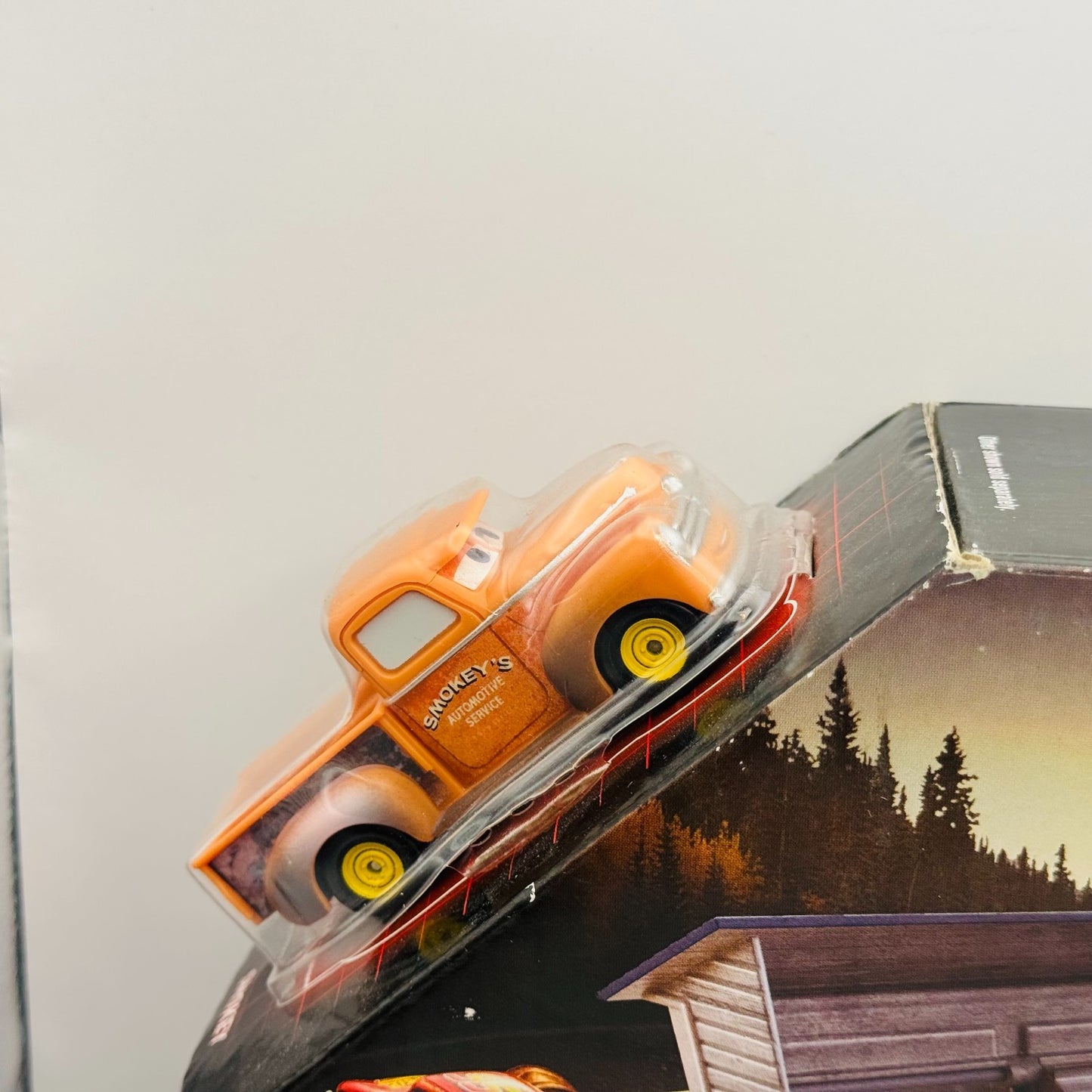 Disney Pixar Cars - SMOKEY'S SERVICE STOP THOMASVILLE PLAYSET Cars 3 1:55 Scale