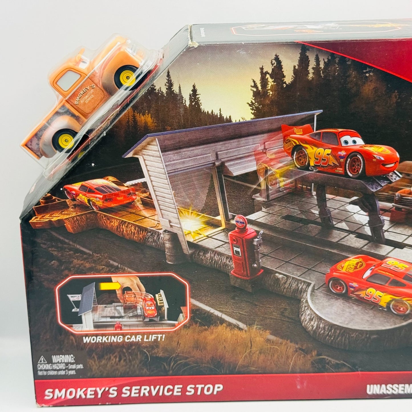 Disney Pixar Cars - SMOKEY'S SERVICE STOP THOMASVILLE PLAYSET Cars 3 1:55 Scale