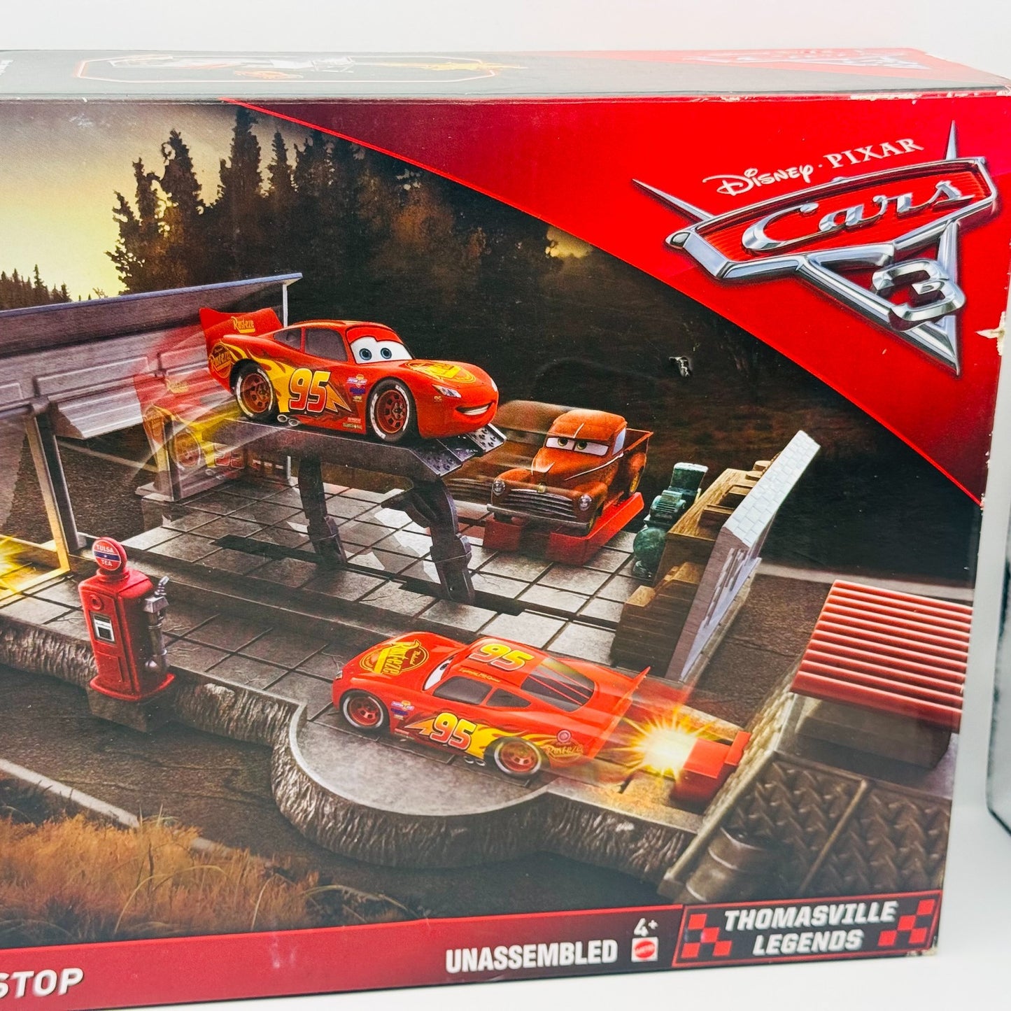 Disney Pixar Cars - SMOKEY'S SERVICE STOP THOMASVILLE PLAYSET Cars 3 1:55 Scale