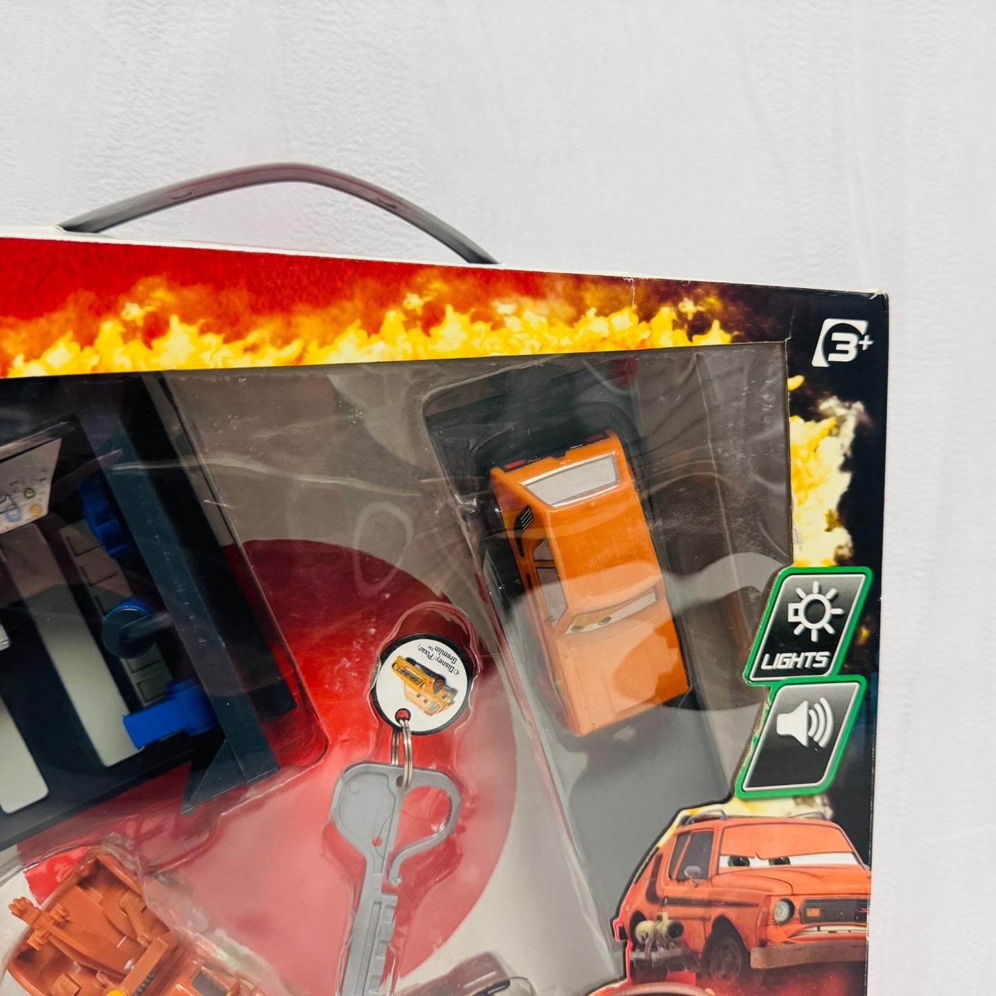Disney Pixar Cars - BATHROOM MATER TOKYO PLAYSET SUMOS Key Chargers - 1:55 Scale