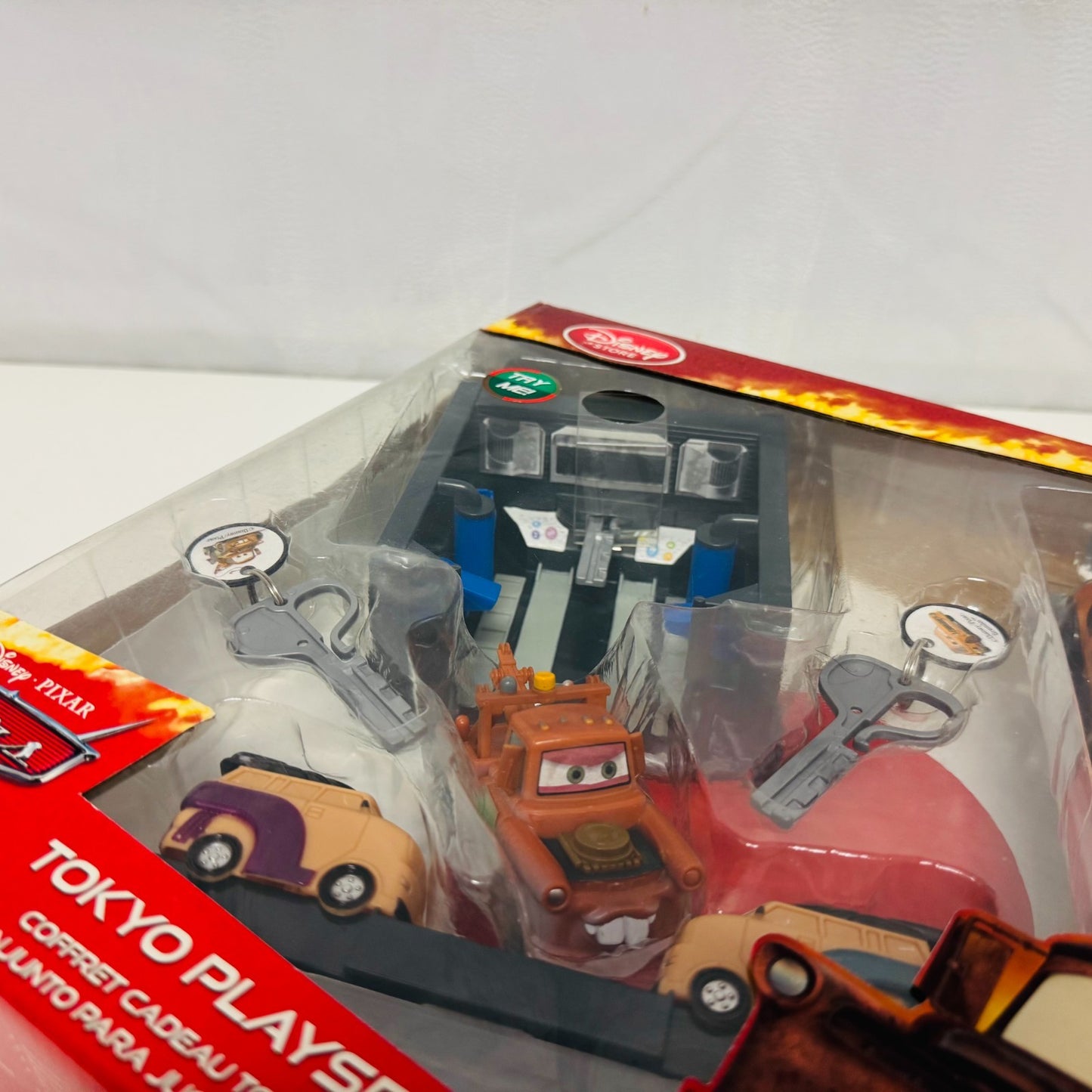 Disney Pixar Cars - BATHROOM MATER TOKYO PLAYSET SUMOS Key Chargers - 1:55 Scale