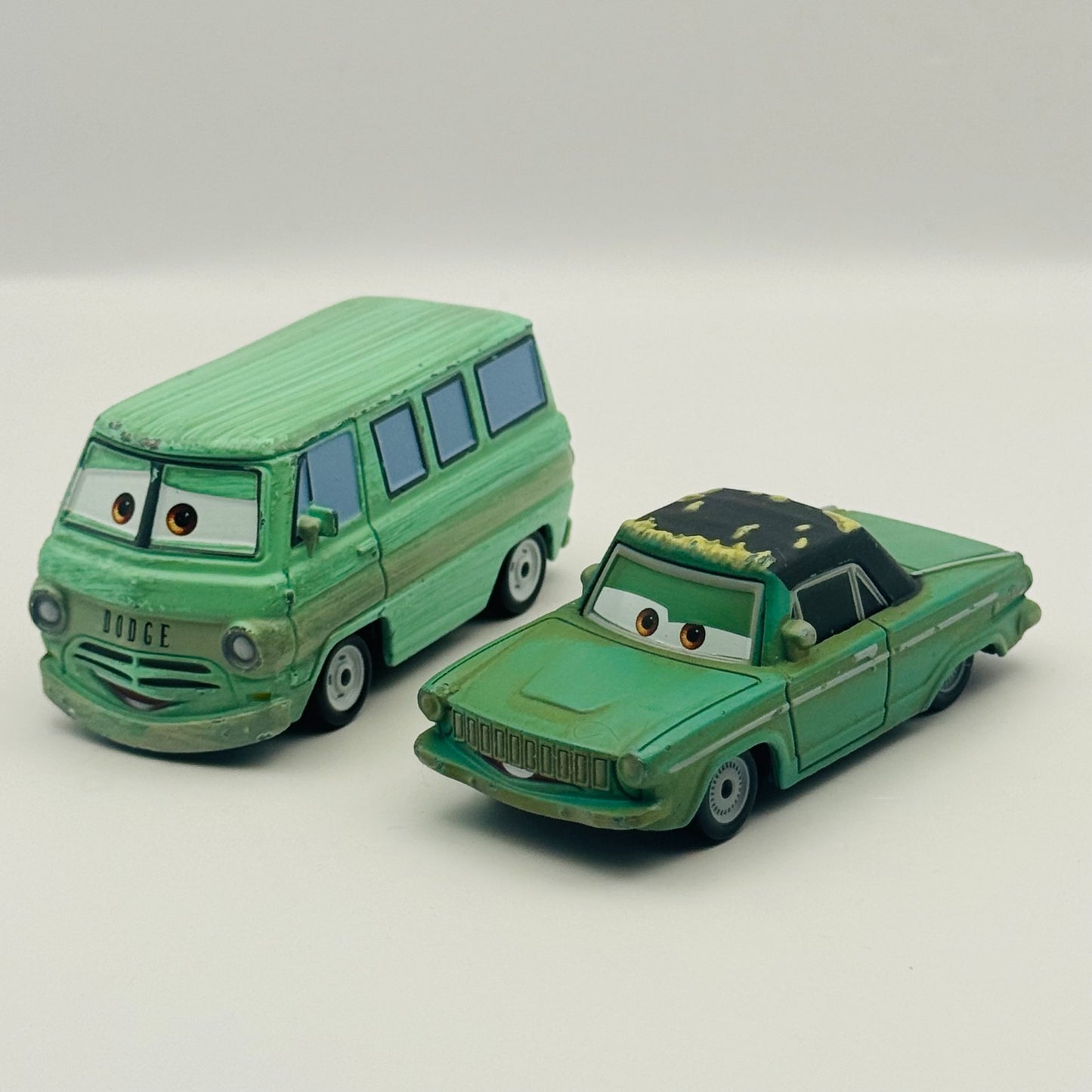 Disney Pixar Cars - DUSTY RUST-EZE & RUSTY RUST-EZE - 1:55 Diecast