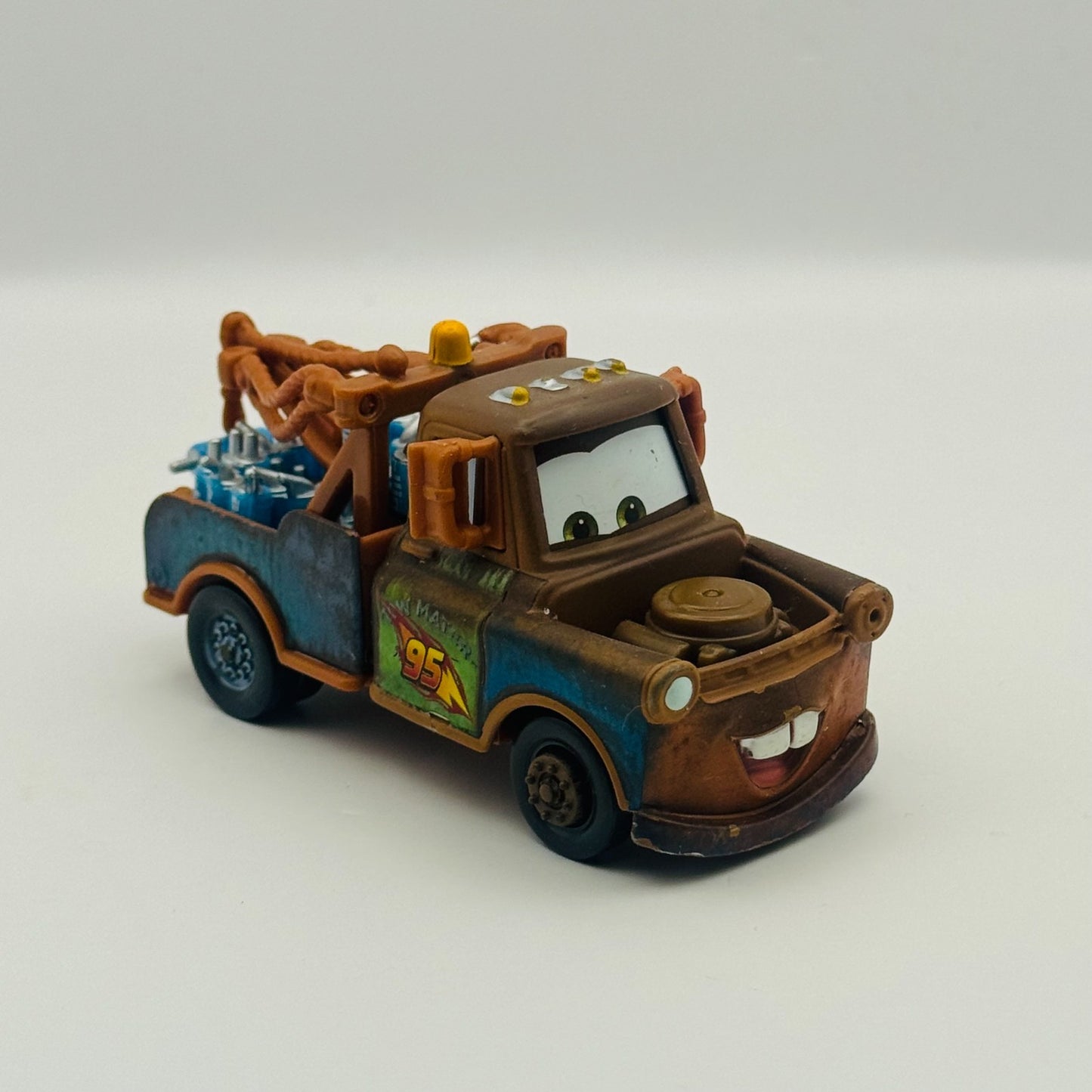 Disney Pixar Cars MATER WITH ALLINOL CANS EDAMAME & DAISU TSASHIMI 1:55 Diecast