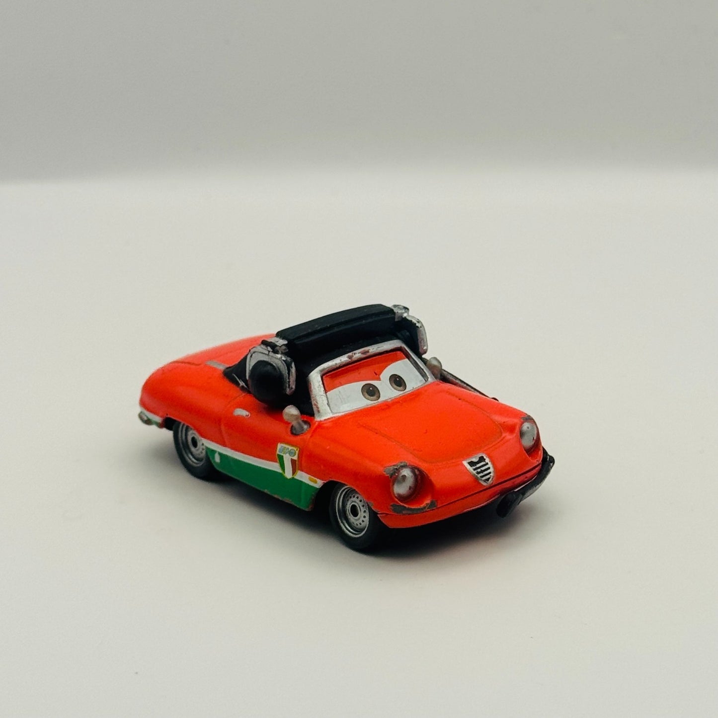 Disney Pixar Cars - GIUSEPPE MOTOROSI FRANCESCO CREW CHIEF - 1:55 Diecast