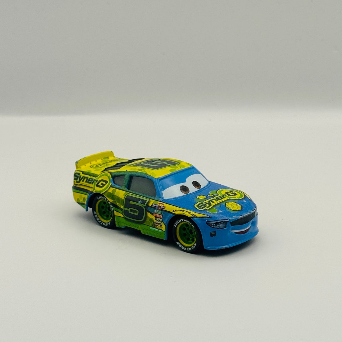 Disney Pixar Cars - LANE LOCKE SYNERG Veteran Racer 2017 - 1:55 Diecast