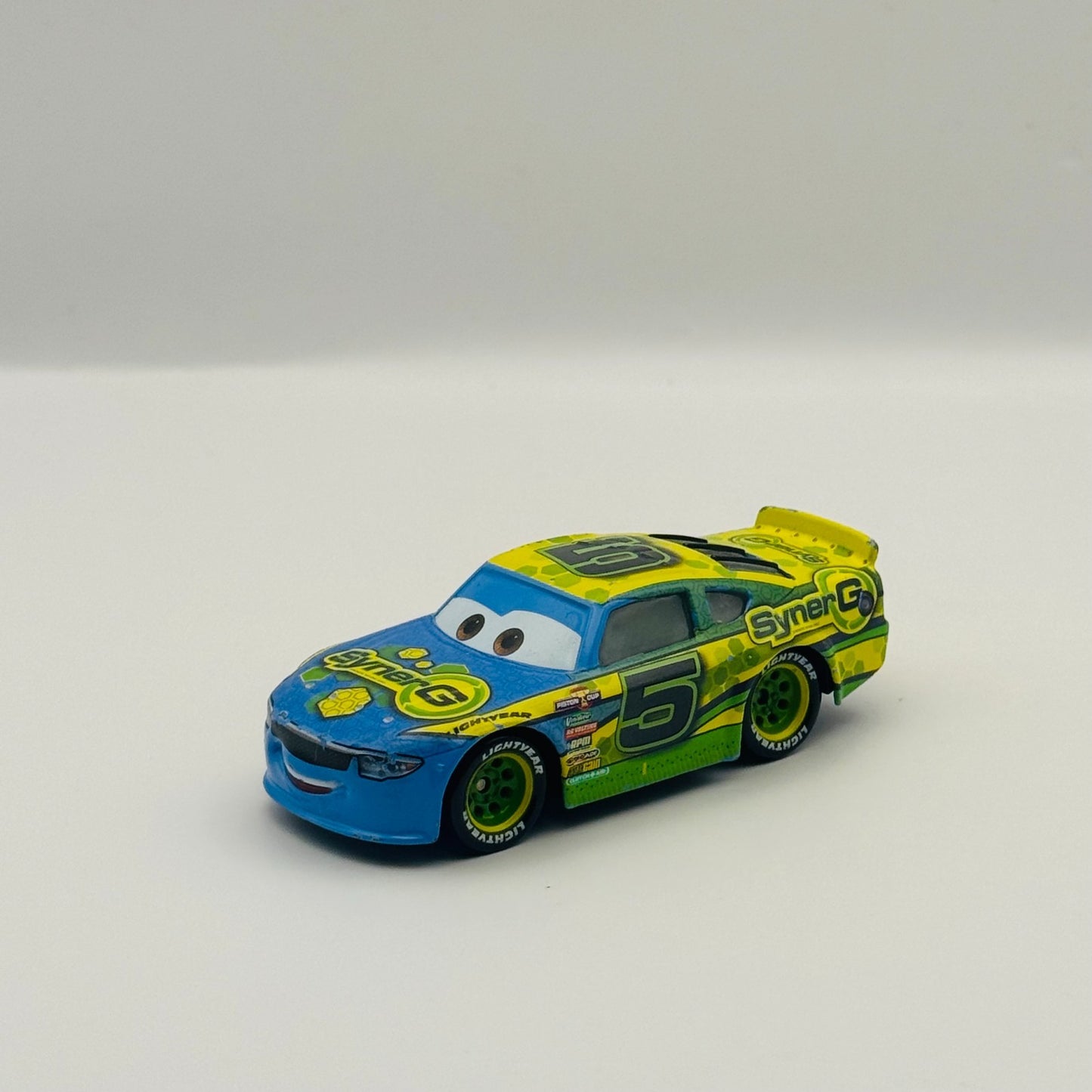 Disney Pixar Cars - LANE LOCKE SYNERG Veteran Racer 2017 - 1:55 Diecast
