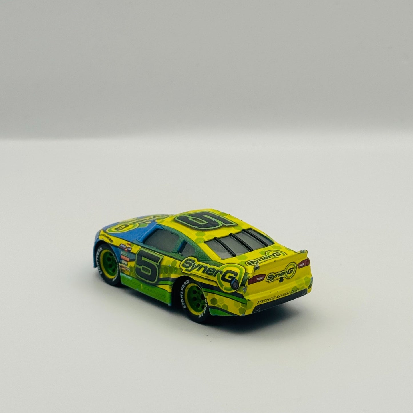 Disney Pixar Cars - LANE LOCKE SYNERG Veteran Racer 2017 - 1:55 Diecast