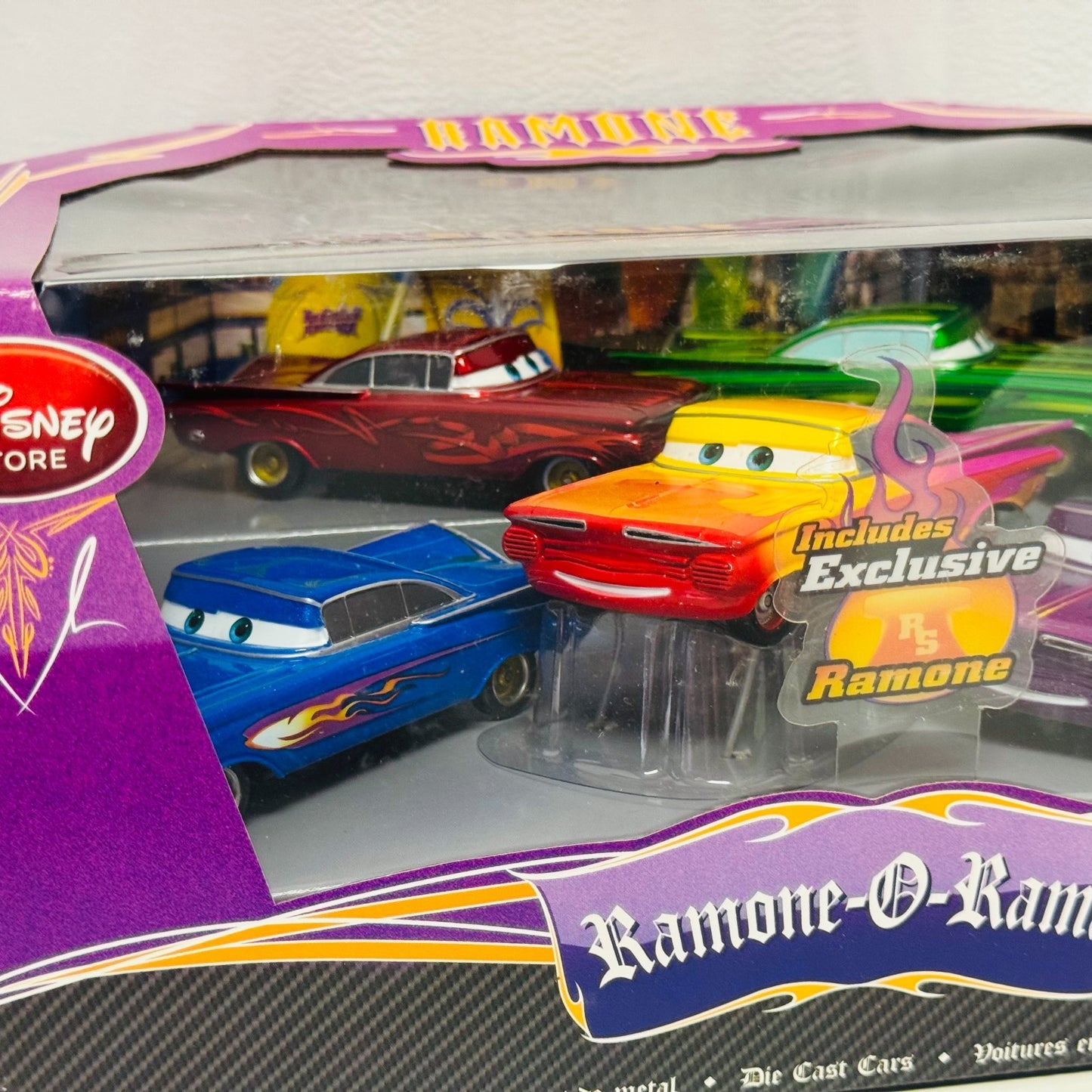 Disney Pixar Cars - RAMONE-O-RAMA EXCLUSIVE RAMONE Disney Store - 1:43 Diecast