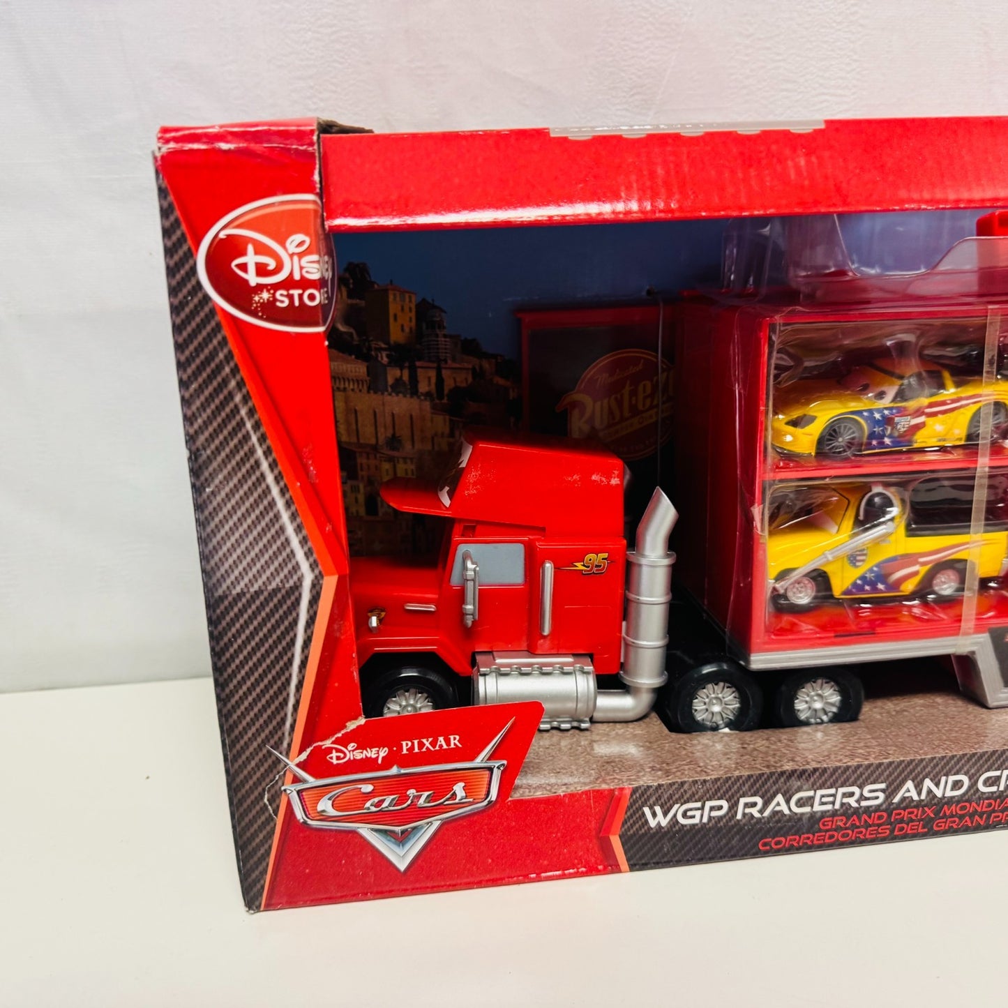 Disney Pixar Cars - GIANT MACK WGP RACERS CREW CHIEF Disney Store - 1:43 Diecast