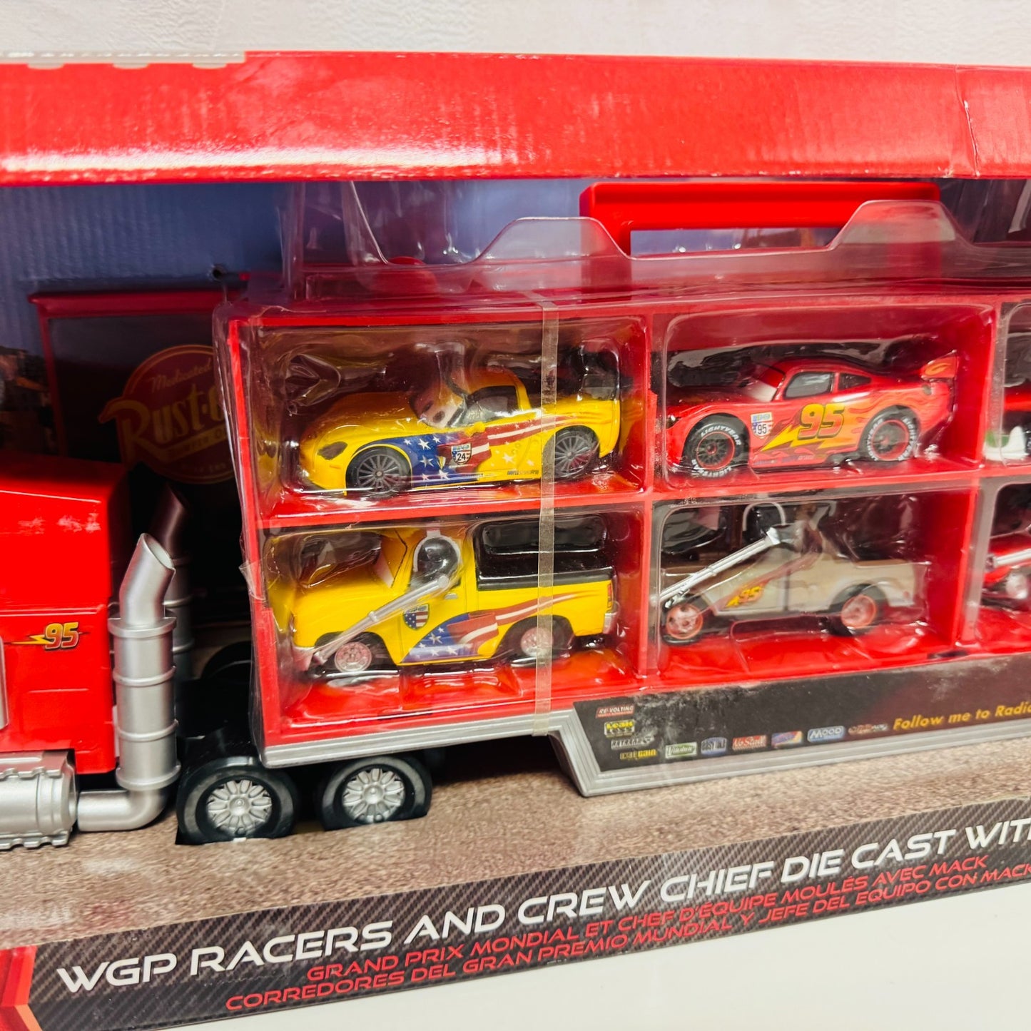 Disney Pixar Cars - GIANT MACK WGP RACERS CREW CHIEF Disney Store - 1:43 Diecast