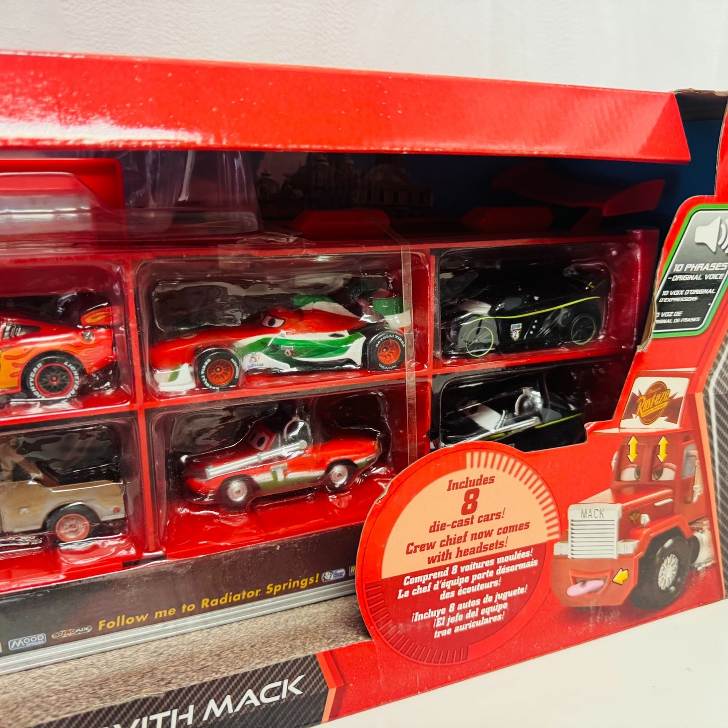 Disney Pixar Cars - GIANT MACK WGP RACERS CREW CHIEF Disney Store - 1:43 Diecast