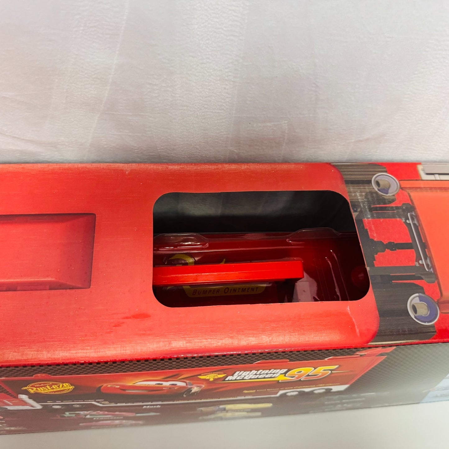 Disney Pixar Cars - GIANT MACK WGP RACERS CREW CHIEF Disney Store - 1:43 Diecast