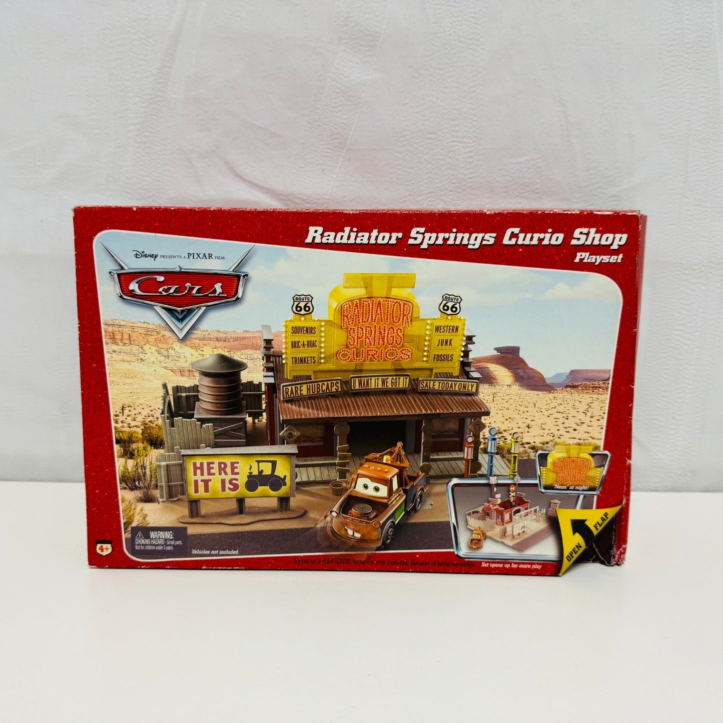 Disney Pixar Cars - RADIATOR SPRINGS LIGHT-UP LIZZIE'S CURIO SHOP - 1:55 Diecast