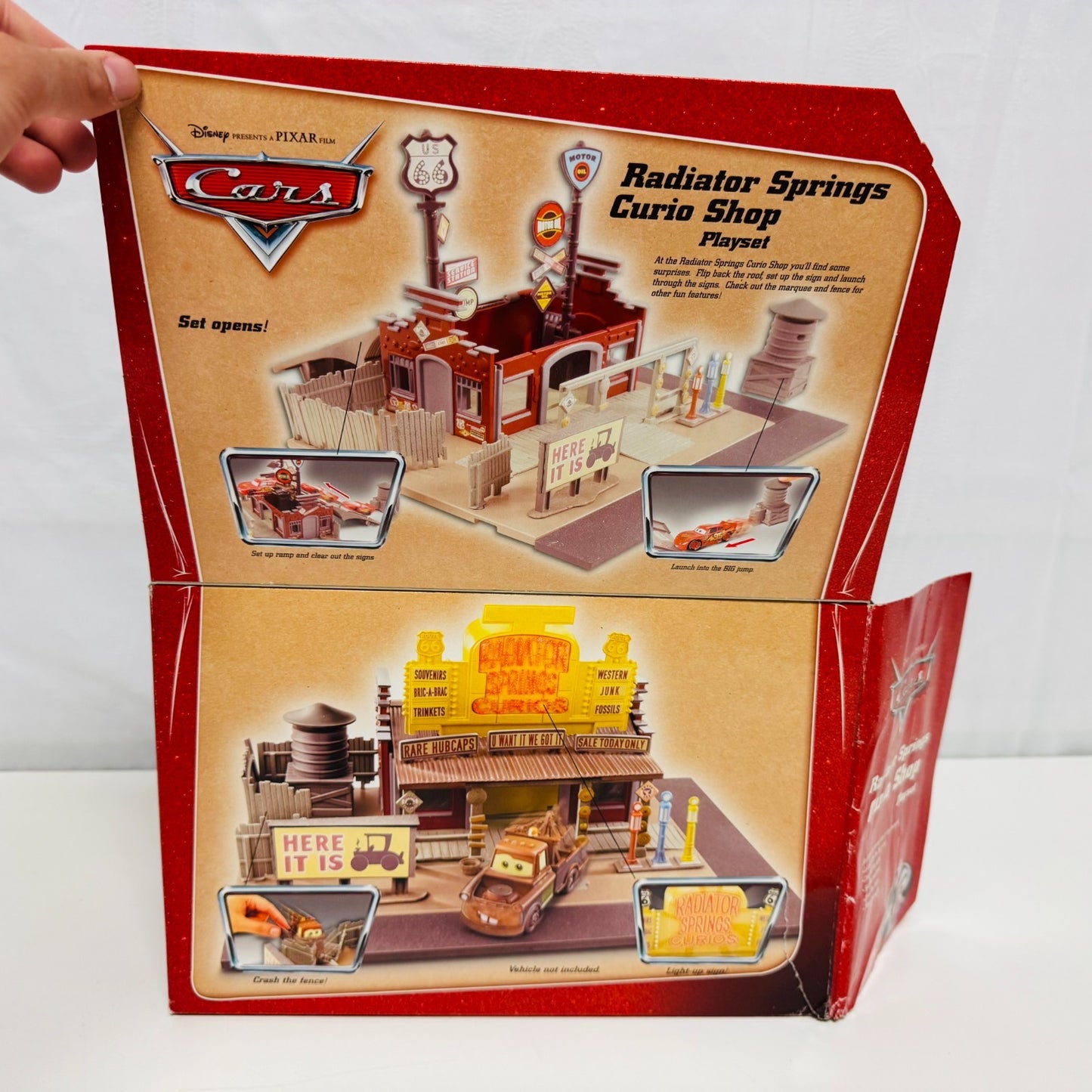 Disney Pixar Cars - RADIATOR SPRINGS LIGHT-UP LIZZIE'S CURIO SHOP - 1:55 Diecast