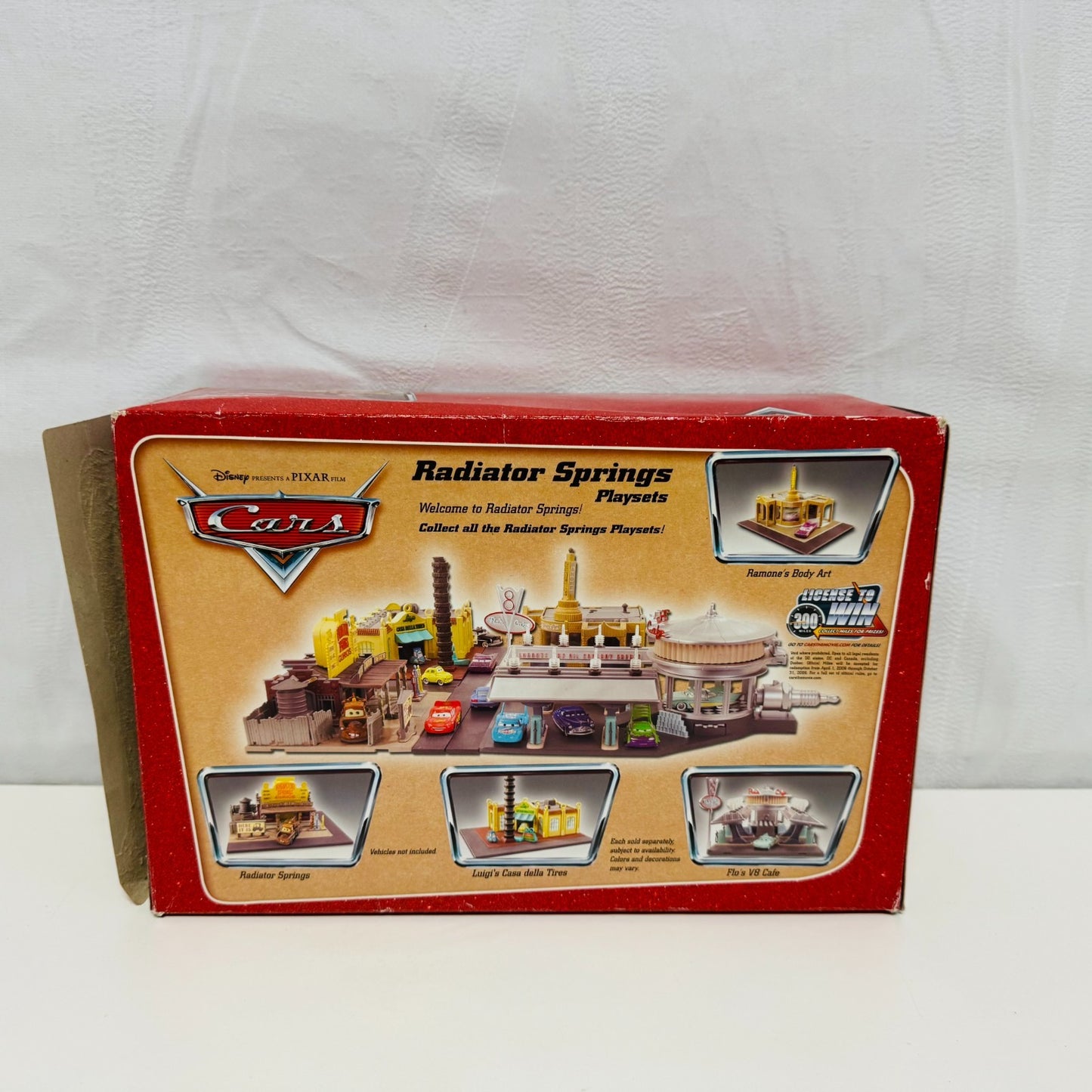 Disney Pixar Cars - RADIATOR SPRINGS LIGHT-UP LIZZIE'S CURIO SHOP - 1:55 Diecast