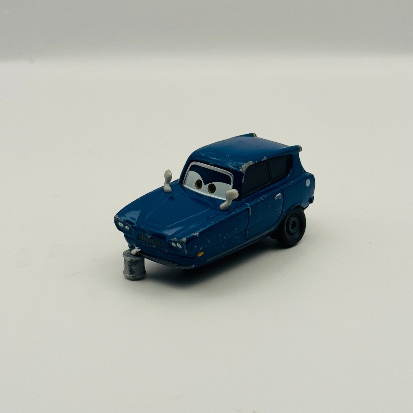Disney Pixar Cars - TOMBER WITH OIL CAN Paris Espionage Cars 2 2011 1:55 Diecast