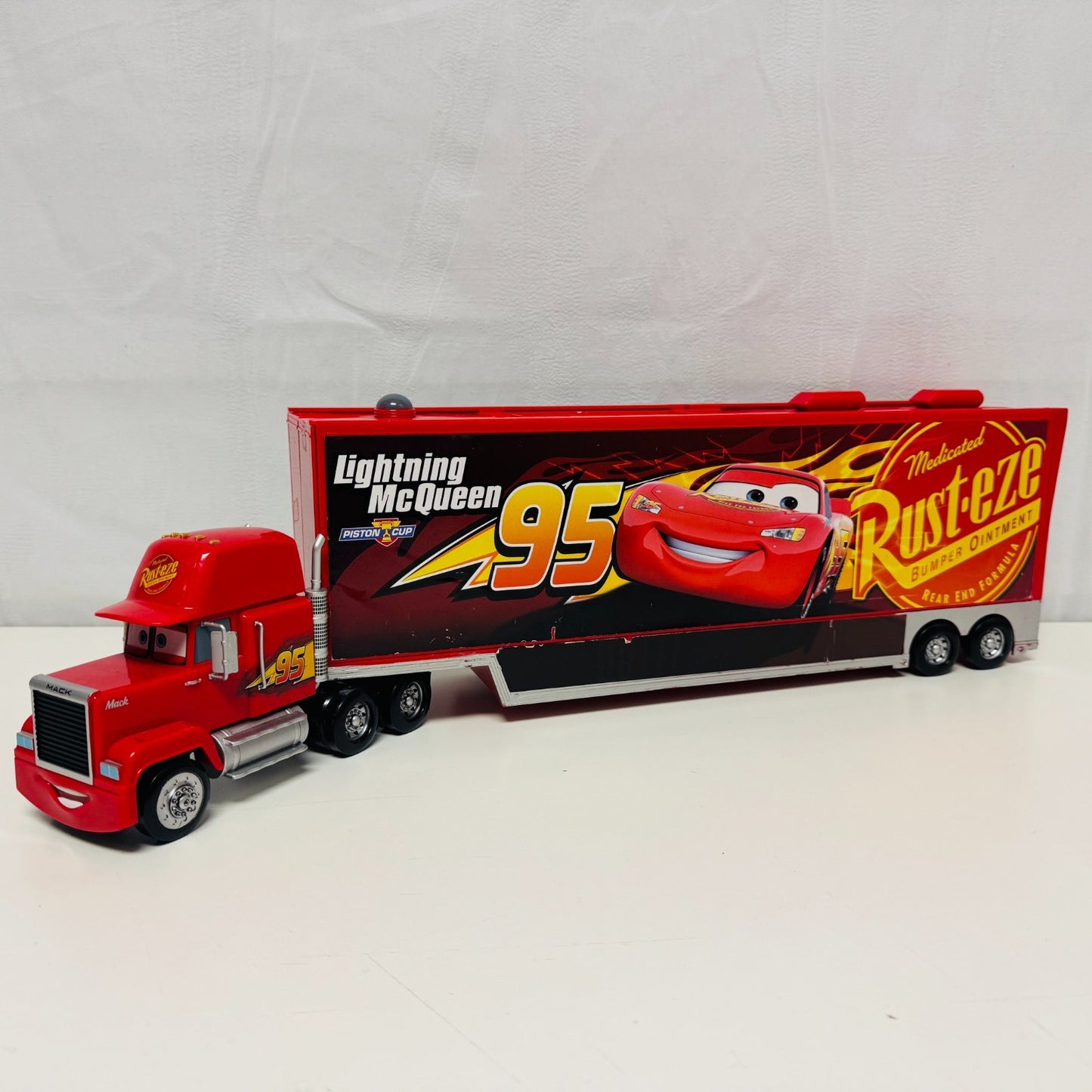 Disney Pixar Cars - LARGE CARS 3 MACK HAULER CARRY CASE Disney Store -1:43 Scale