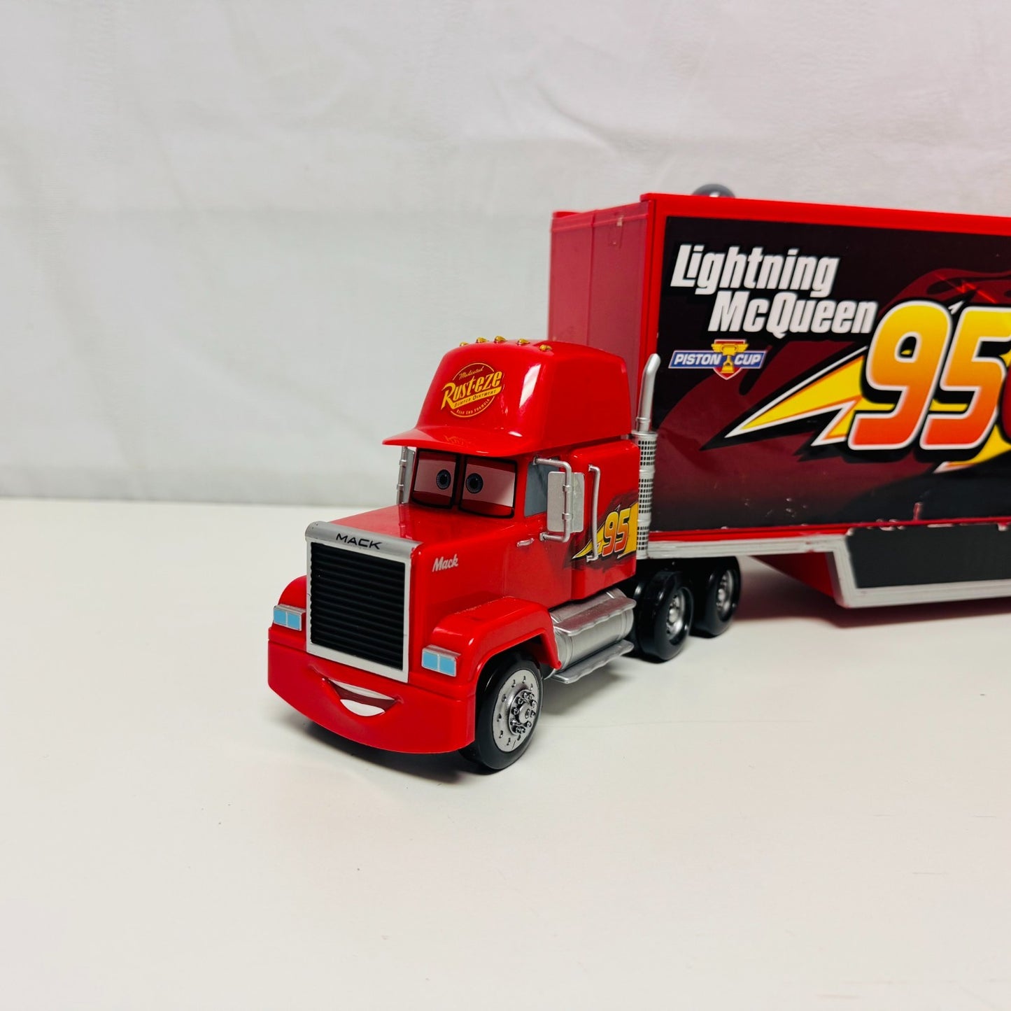 Disney Pixar Cars - LARGE CARS 3 MACK HAULER CARRY CASE Disney Store -1:43 Scale