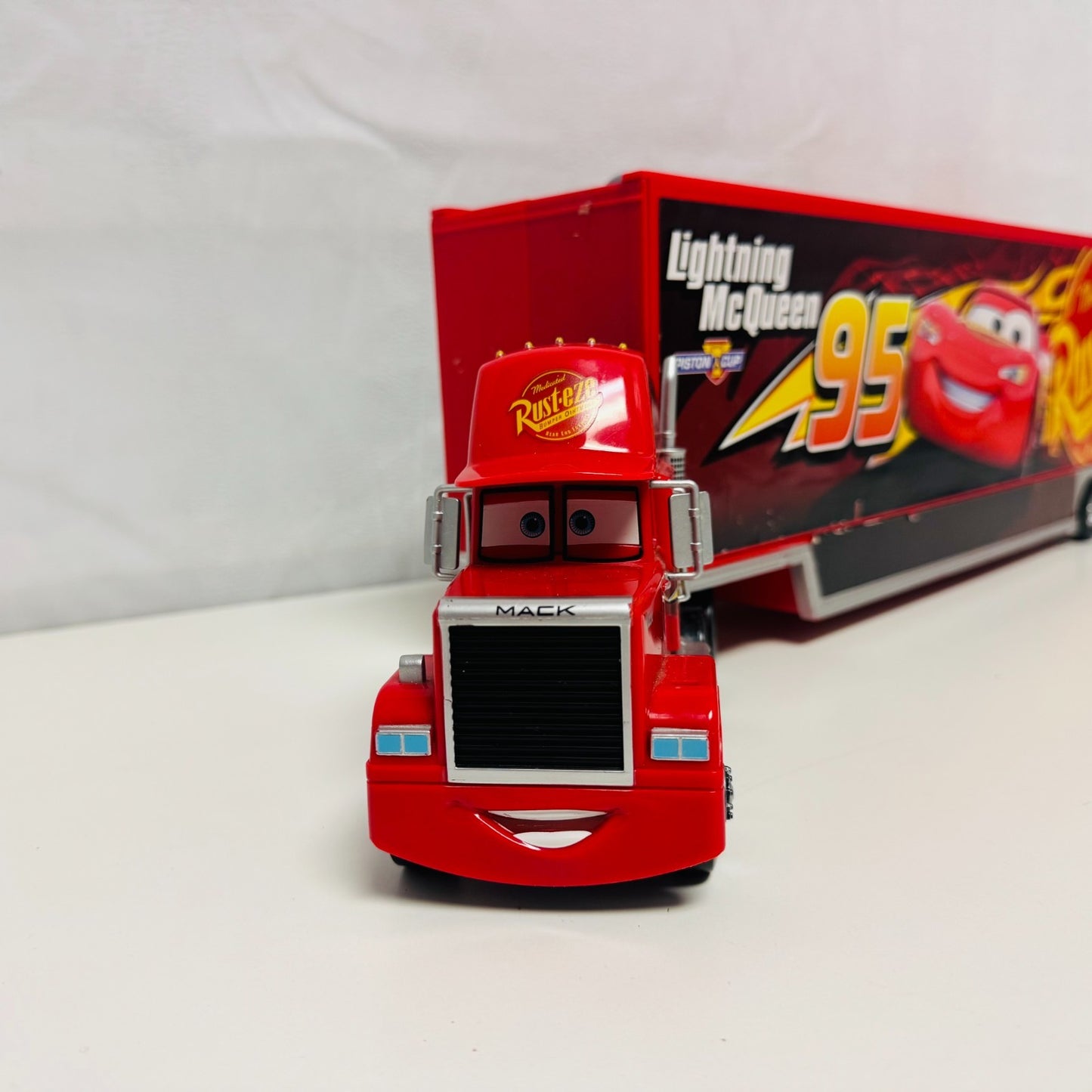 Disney Pixar Cars - LARGE CARS 3 MACK HAULER CARRY CASE Disney Store -1:43 Scale