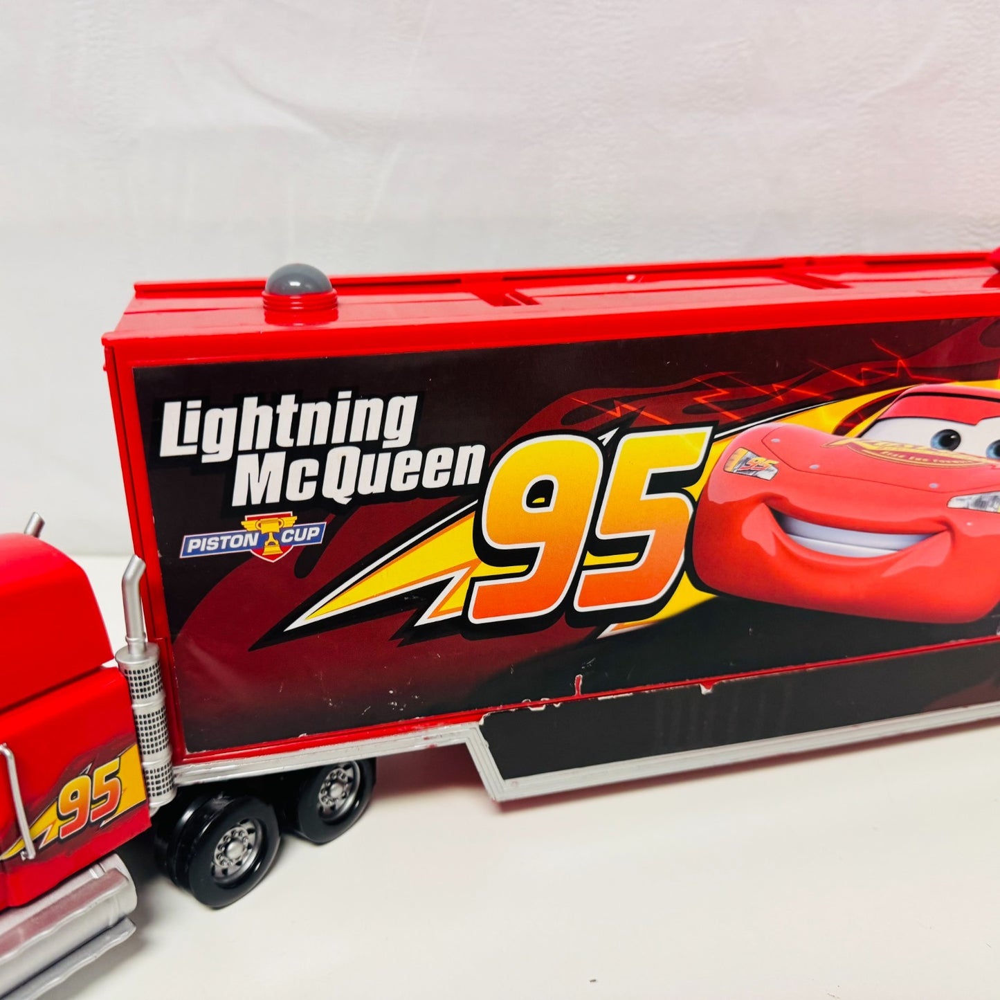 Disney Pixar Cars - LARGE CARS 3 MACK HAULER CARRY CASE Disney Store -1:43 Scale