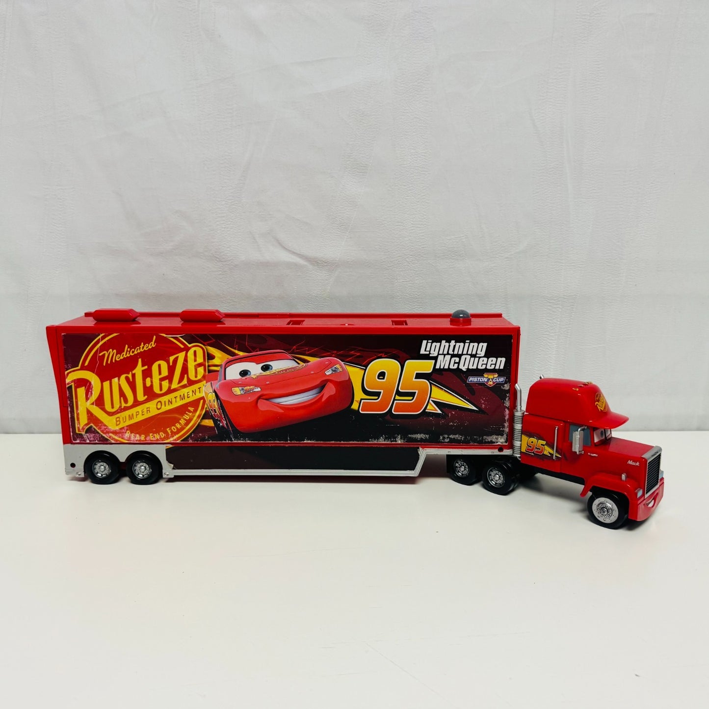 Disney Pixar Cars - LARGE CARS 3 MACK HAULER CARRY CASE Disney Store -1:43 Scale