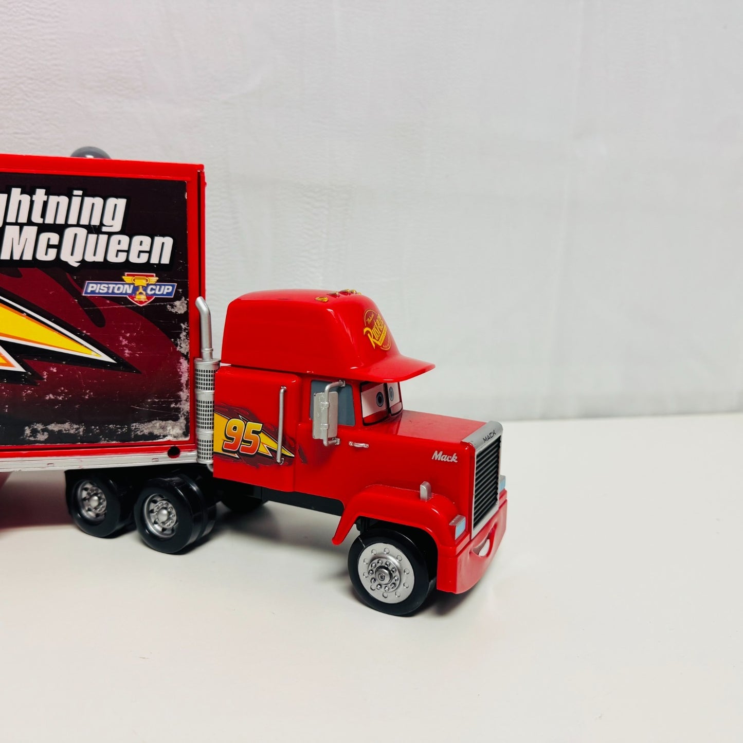 Disney Pixar Cars - LARGE CARS 3 MACK HAULER CARRY CASE Disney Store -1:43 Scale