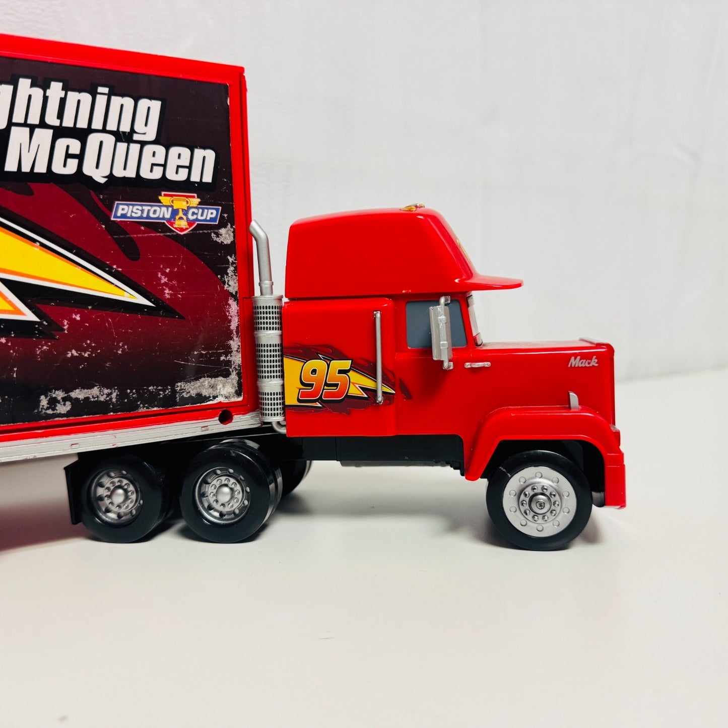 Disney Pixar Cars - LARGE CARS 3 MACK HAULER CARRY CASE Disney Store -1:43 Scale