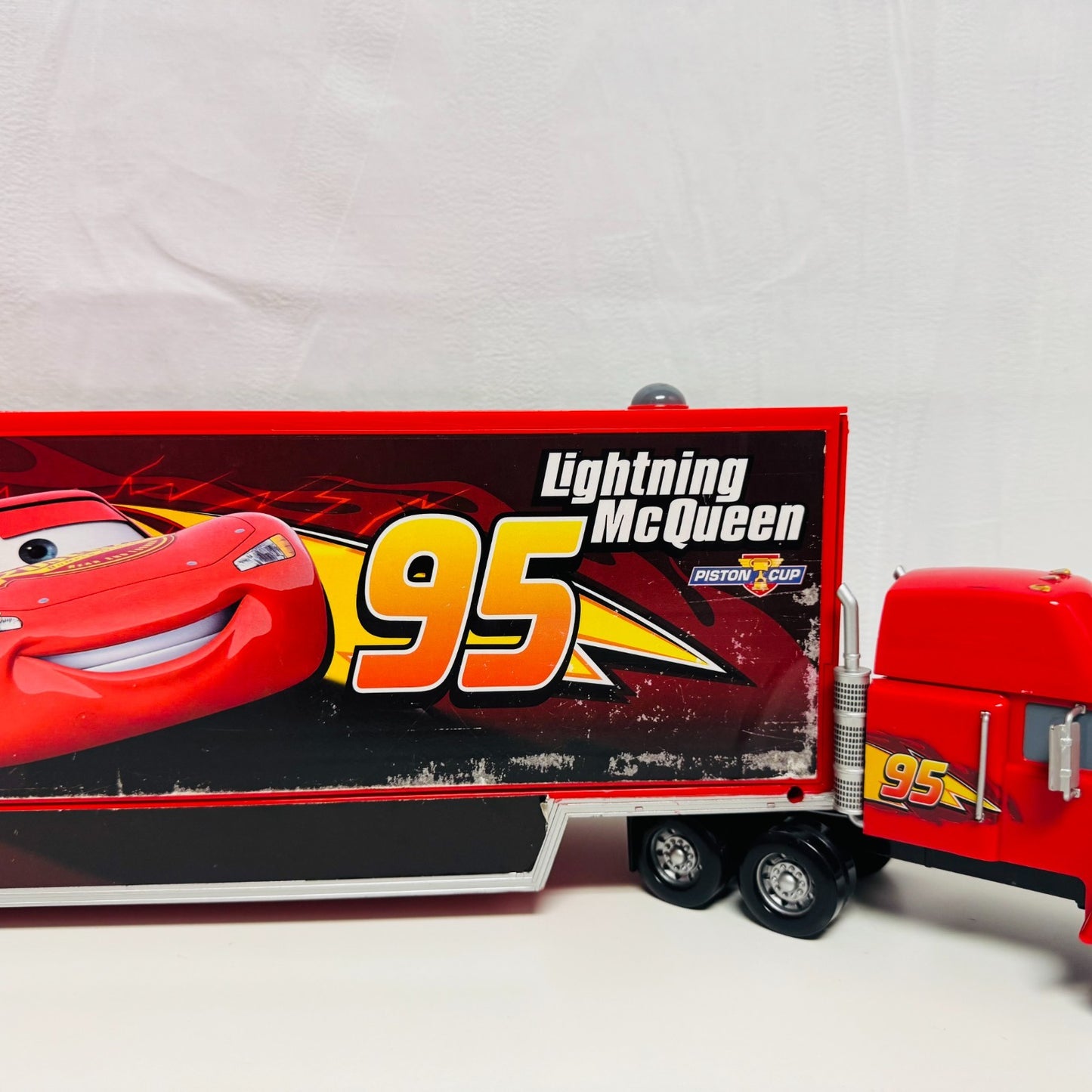 Disney Pixar Cars - LARGE CARS 3 MACK HAULER CARRY CASE Disney Store -1:43 Scale