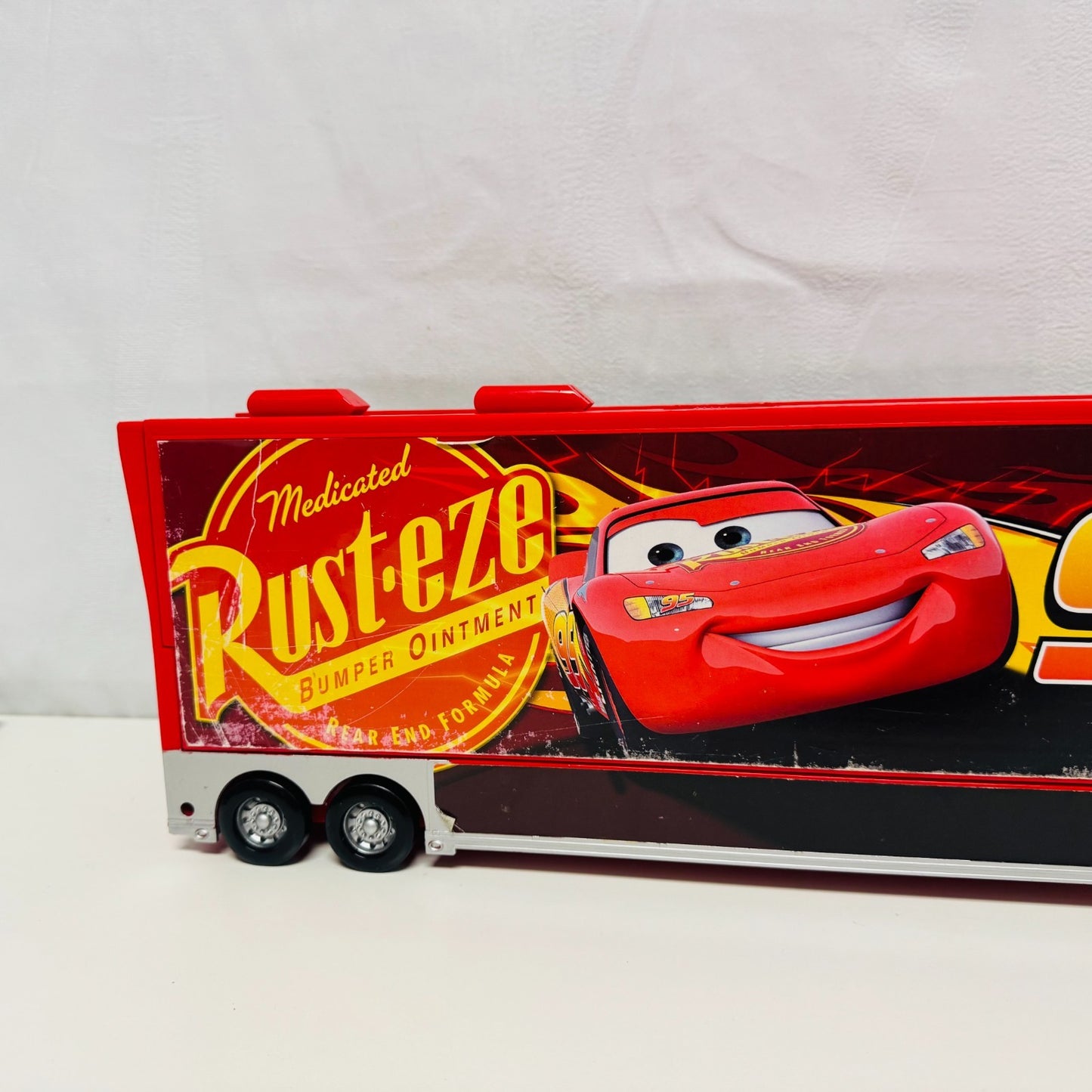 Disney Pixar Cars - LARGE CARS 3 MACK HAULER CARRY CASE Disney Store -1:43 Scale