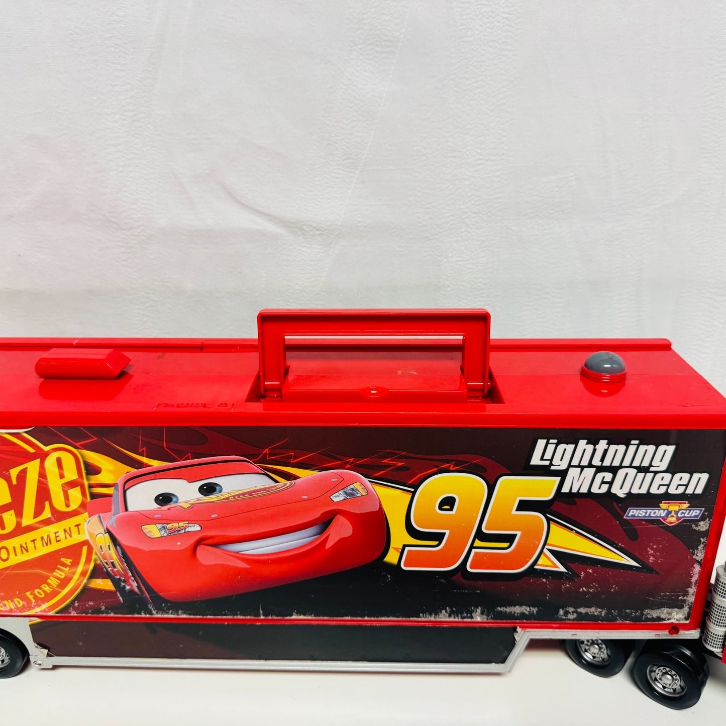 Disney Pixar Cars - LARGE CARS 3 MACK HAULER CARRY CASE Disney Store -1:43 Scale