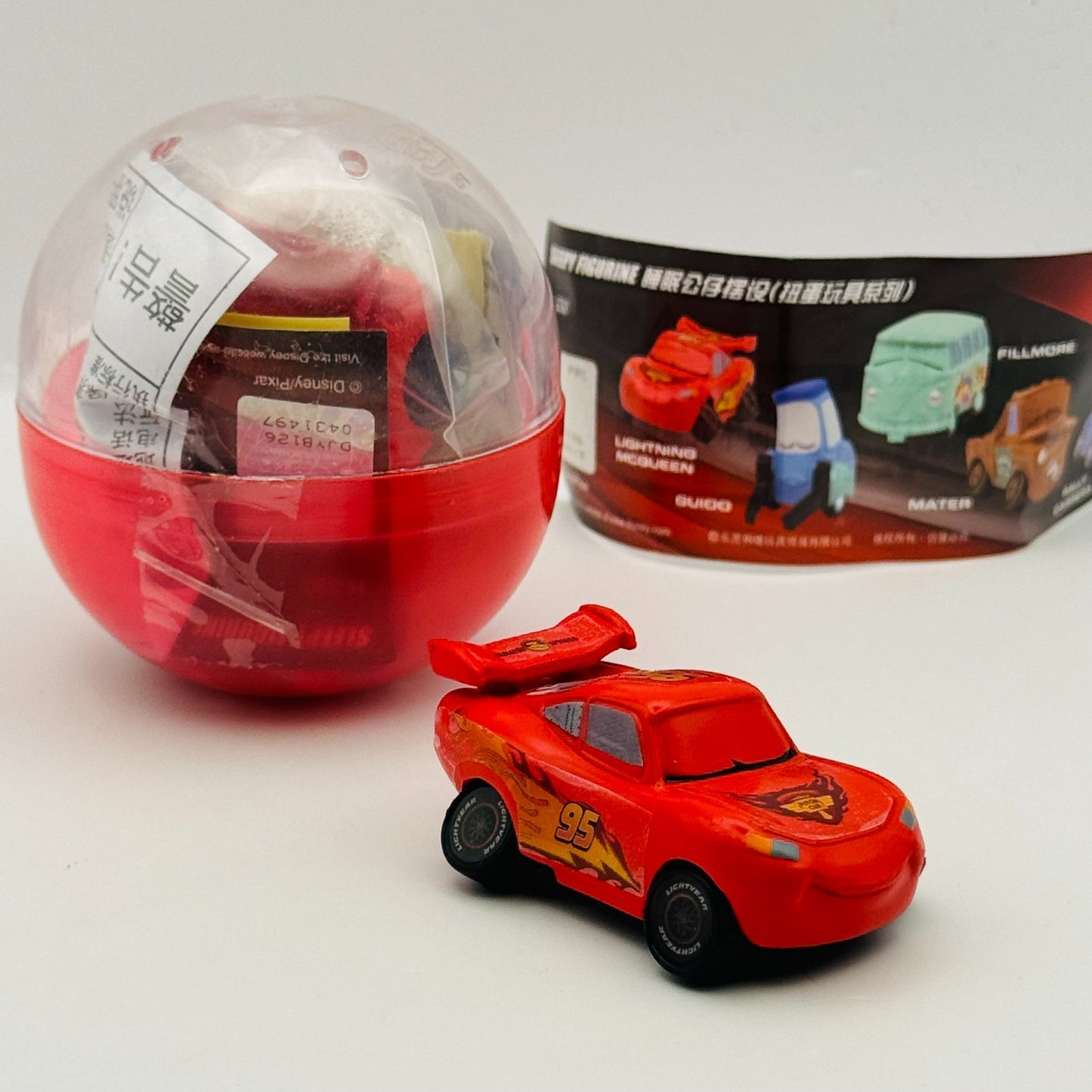 Disney Pixar Cars - Capsule Tomica SLEEPING LIGHTNING MCQUEEN Mini Figurine