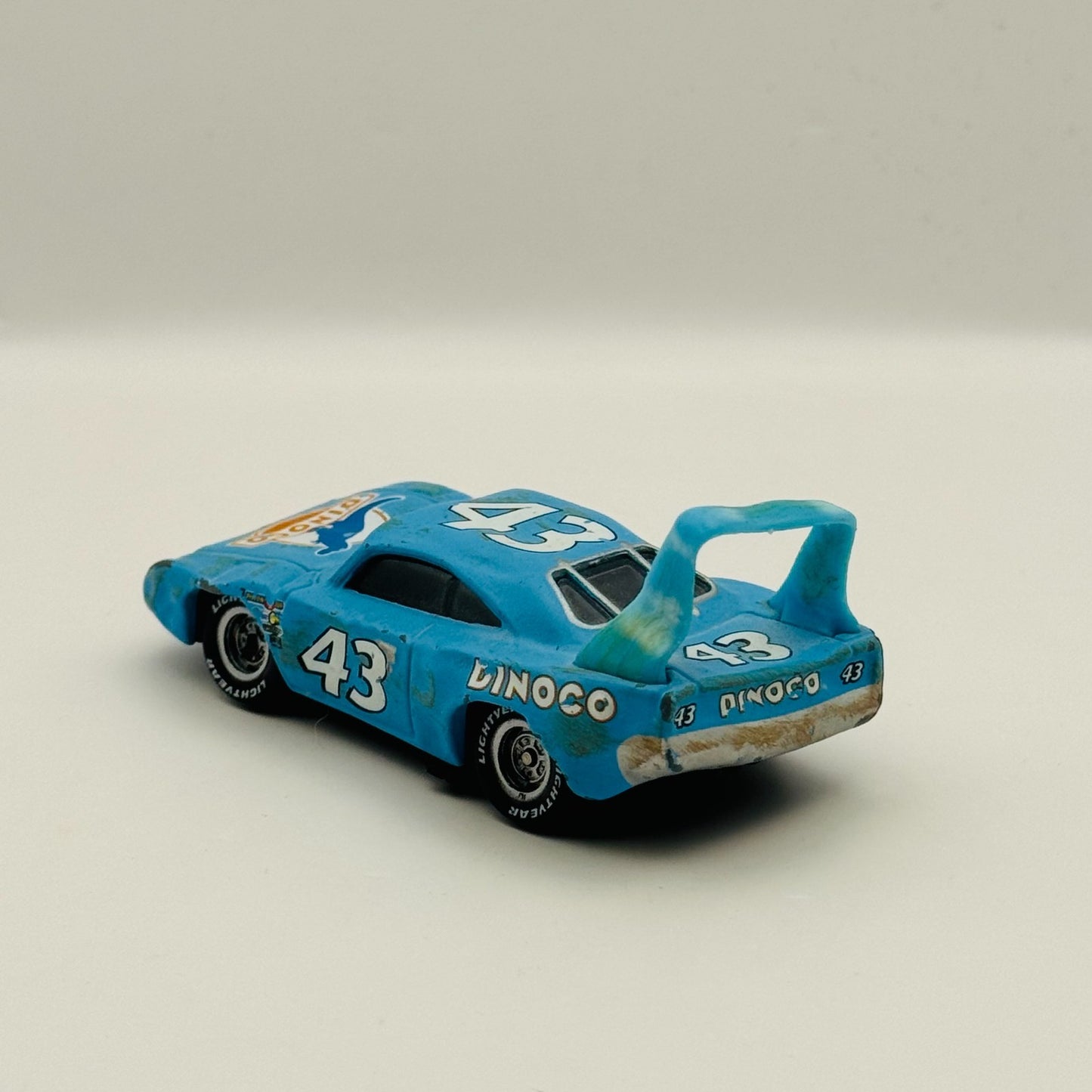 Disney Pixar Cars - LENTICULAR DAMAGED KING  My Eyes Change 2010 - 1:55 Diecast