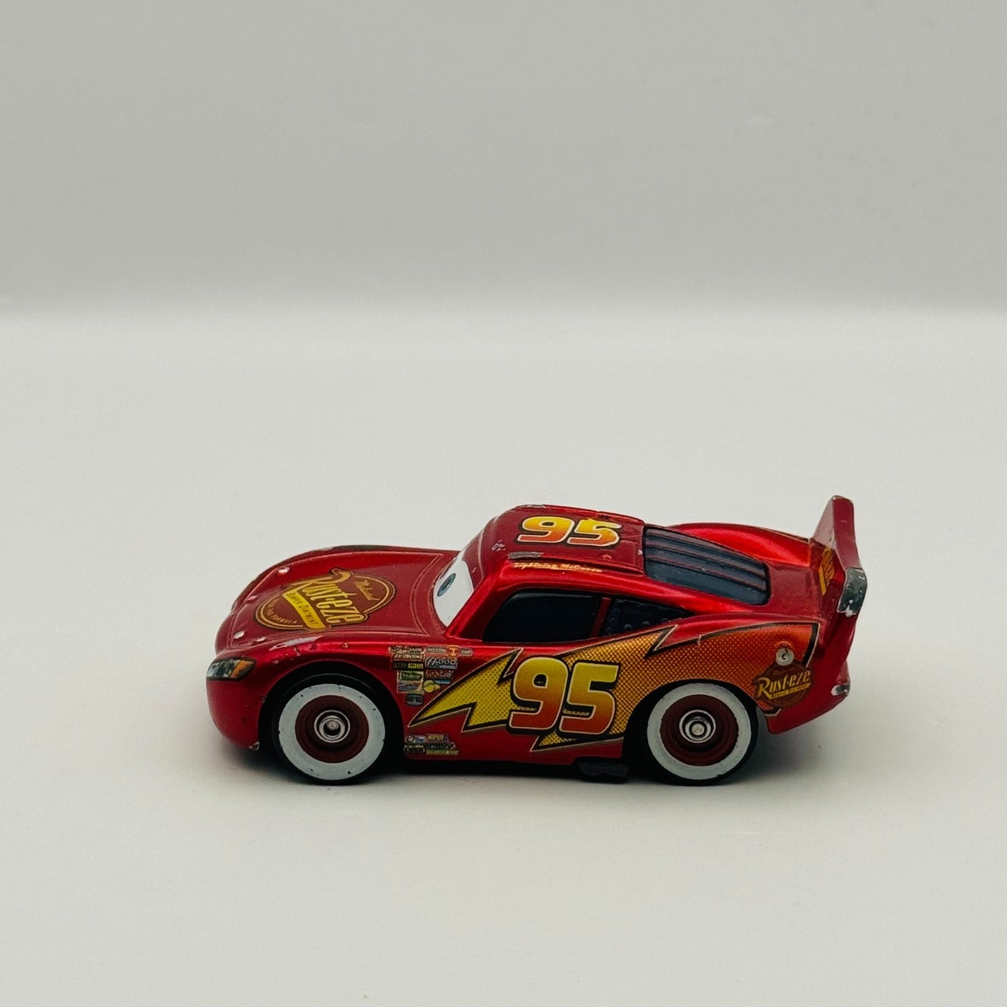 Disney Pixar Cars - LIGHTNING MCQUEEN MIT AUFKLEBERN German Promo - 1:55 Diecast