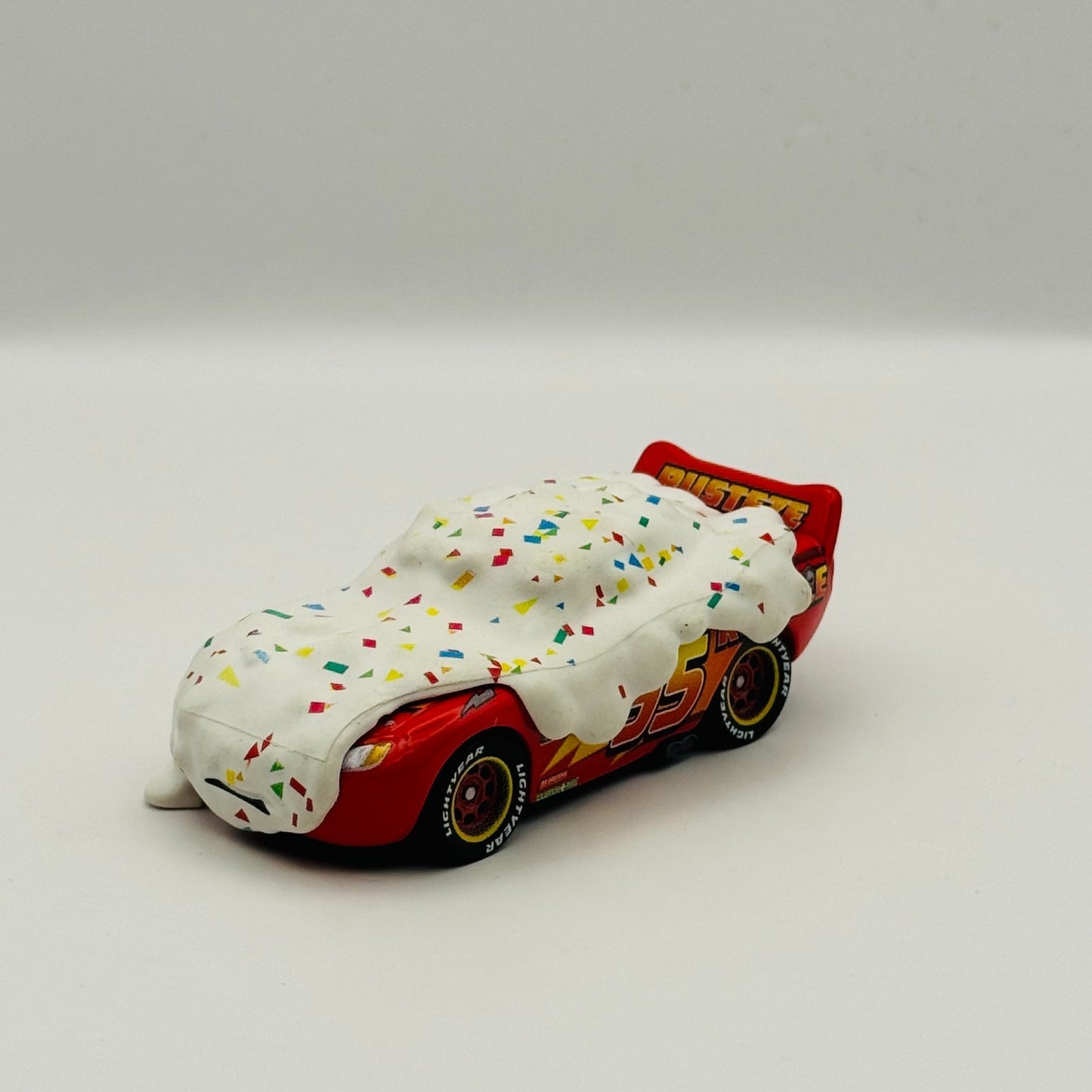 Disney Pixar Cars - CUPCAKE LIGHTNING MCQUEEN 2020 - 1:55 Diecast