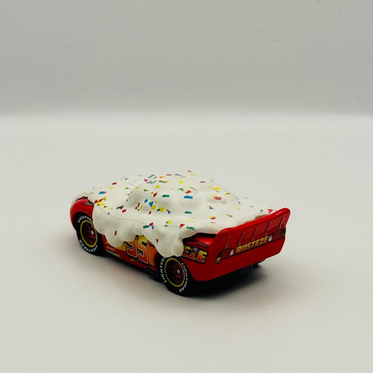 Disney Pixar Cars - CUPCAKE LIGHTNING MCQUEEN 2020 - 1:55 Diecast