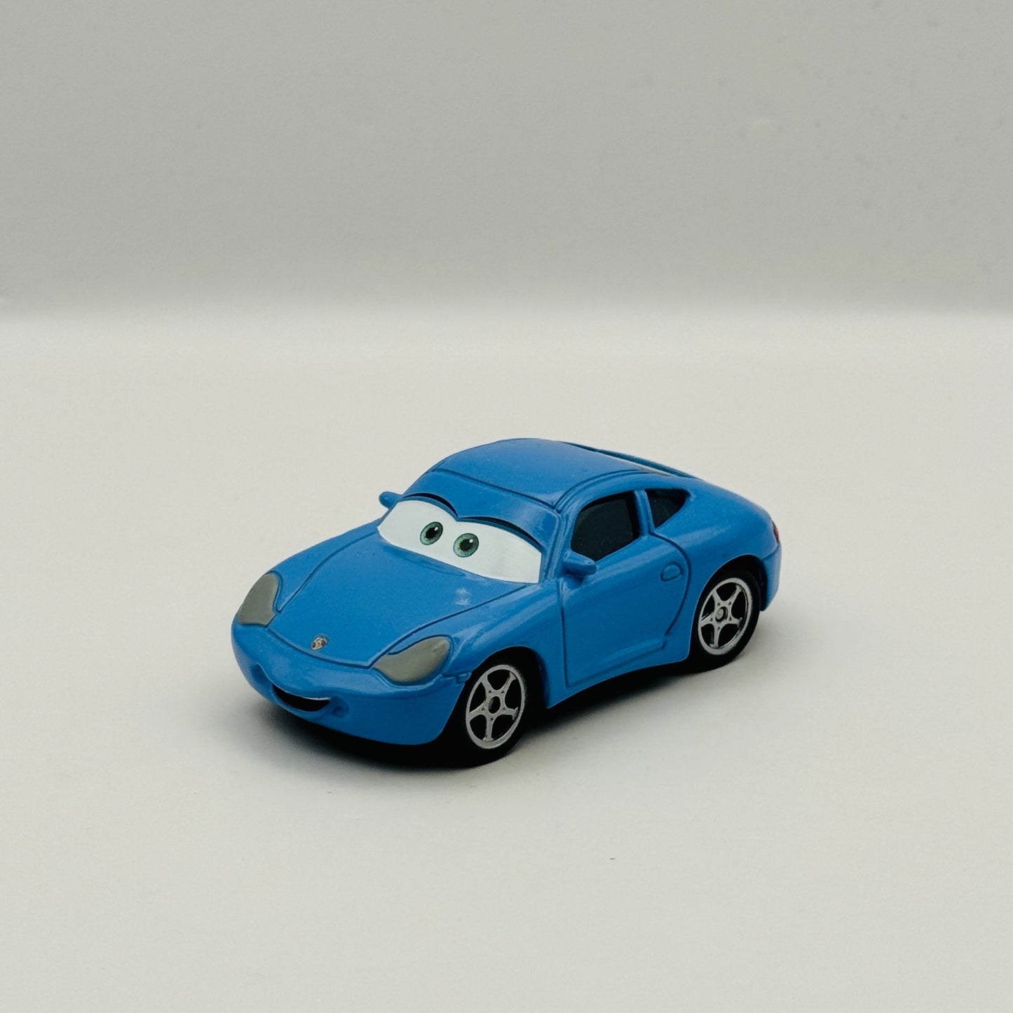 Disney Pixar Cars - SALLY CARRERA [PORSCHE 911] - 1:55 Diecast