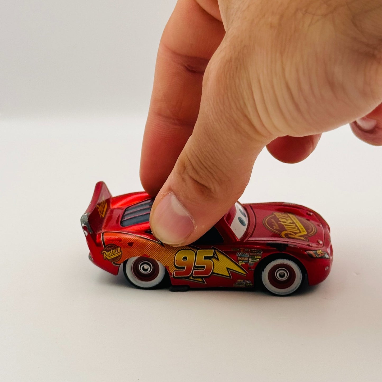 Disney Pixar Cars - LIGHTNING MCQUEEN MIT AUFKLEBERN German Promo - 1:55 Diecast