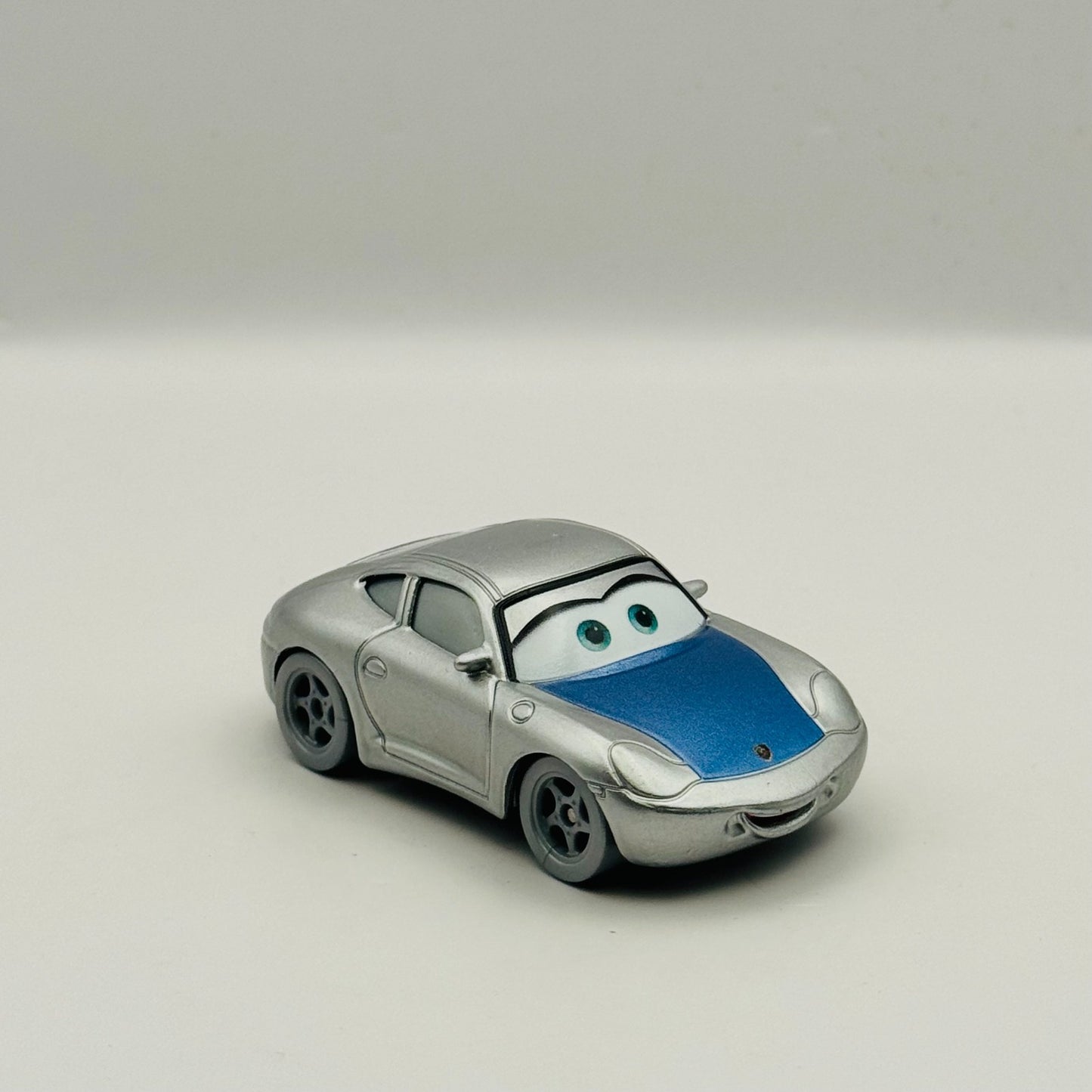 Disney Pixar Cars - DISNEY 100 SALLY SILVER METALLIC 2023 - 1:55 Diecast