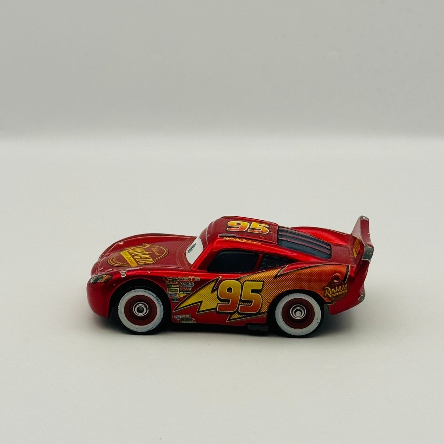 Disney Pixar Cars - LIGHTNING MCQUEEN MIT AUFKLEBERN German Promo - 1:55 Diecast