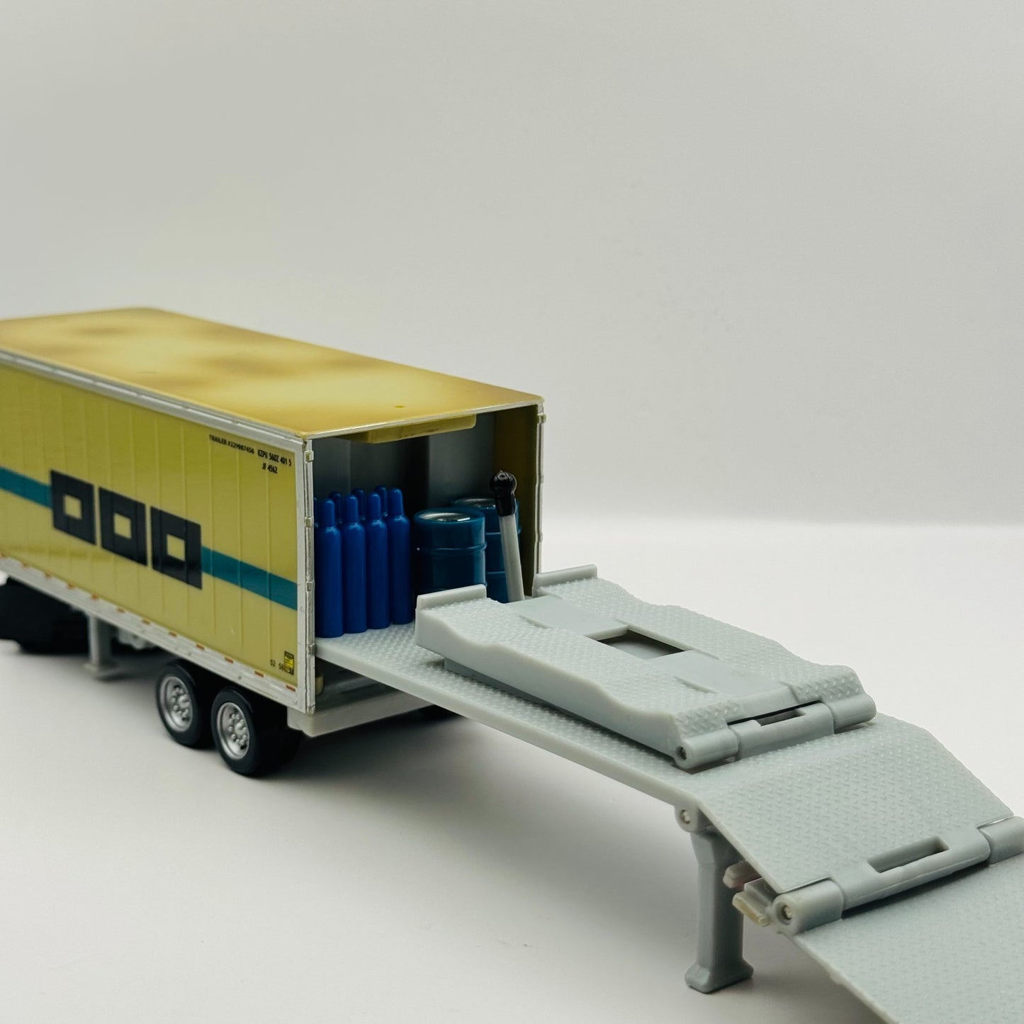 Disney Pixar Cars - BEN CRANKLESHAFT HAULER 2010 - 1:55 Diecast