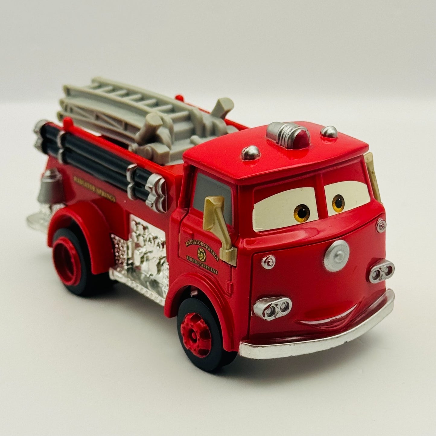 Disney Pixar Cars - RED FIRETRUCK DELUXE Cars 2 2011 - 1:55 Diecast