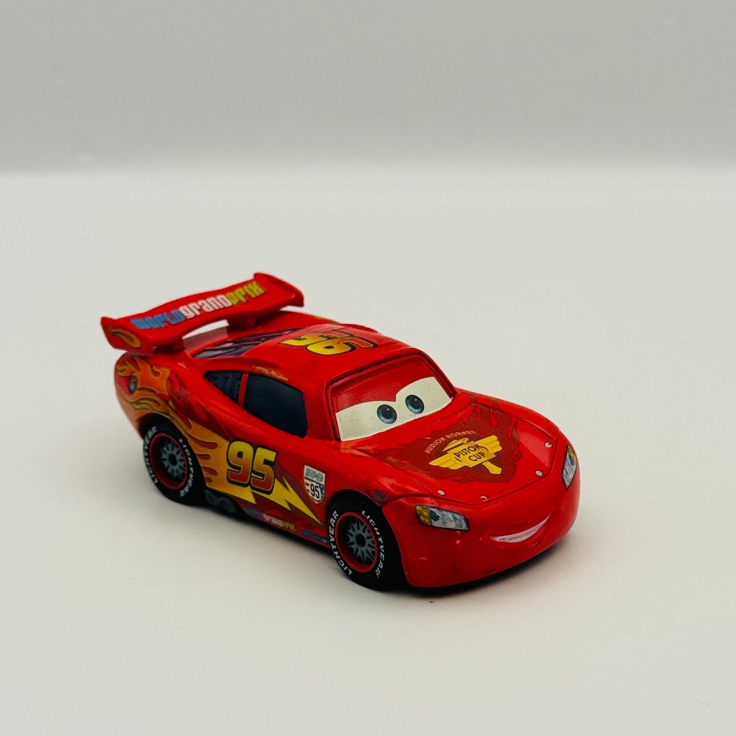 Disney Pixar Cars - WGP LIGHTNING MCQUEEN RUBBER TIRES Cars 2 2011- 1:55 Diecast