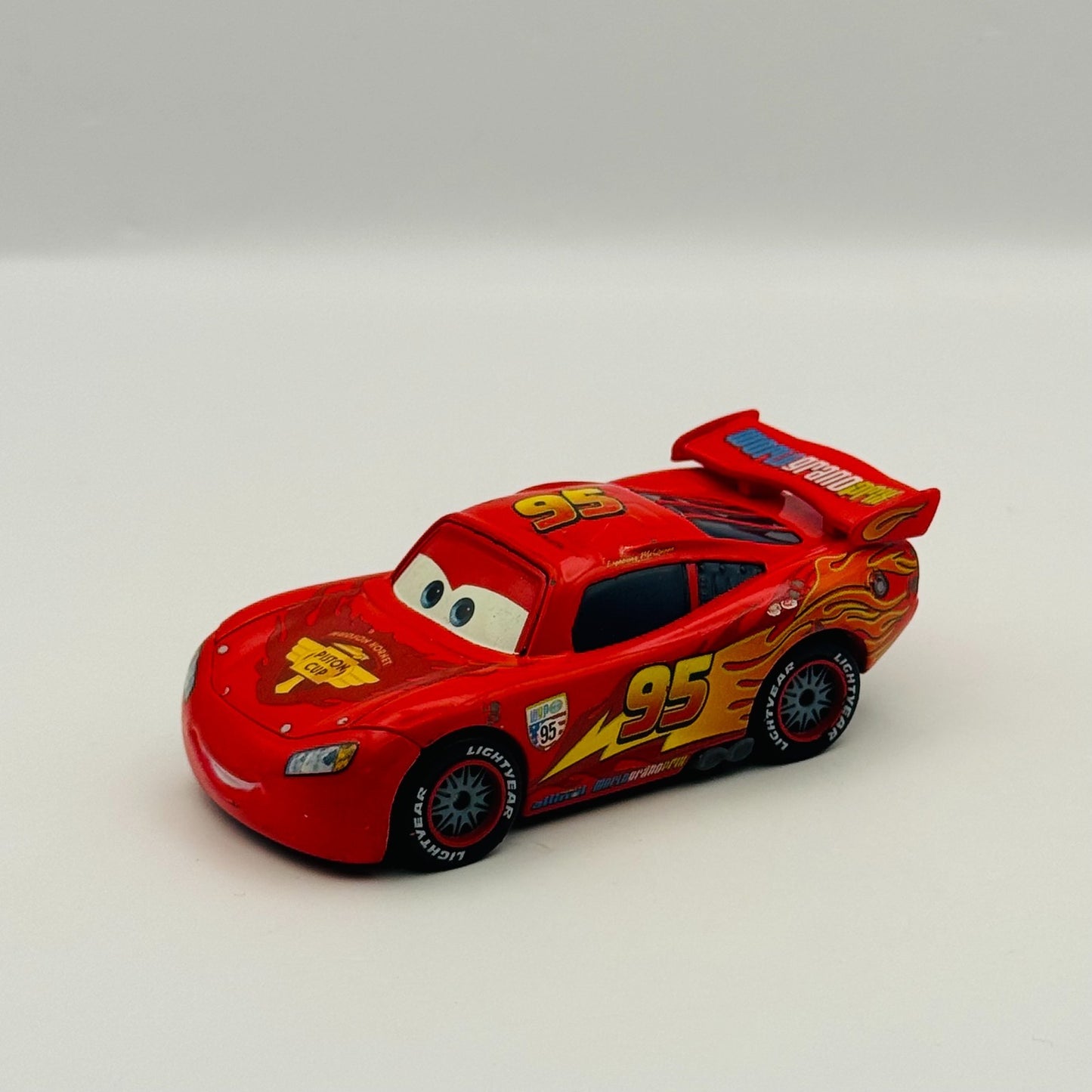 Disney Pixar Cars - WGP LIGHTNING MCQUEEN RUBBER TIRES Cars 2 2011- 1:55 Diecast