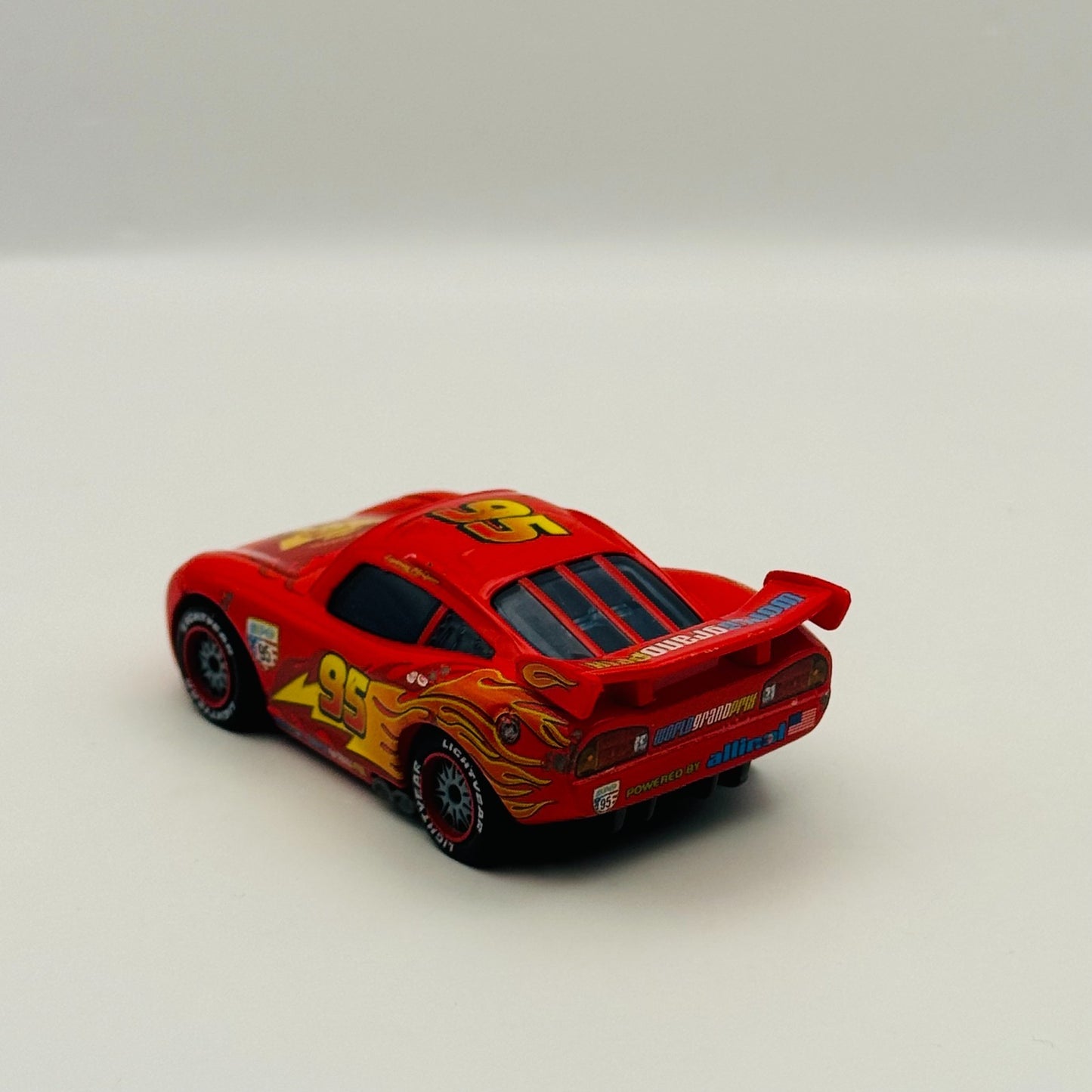 Disney Pixar Cars - WGP LIGHTNING MCQUEEN RUBBER TIRES Cars 2 2011- 1:55 Diecast