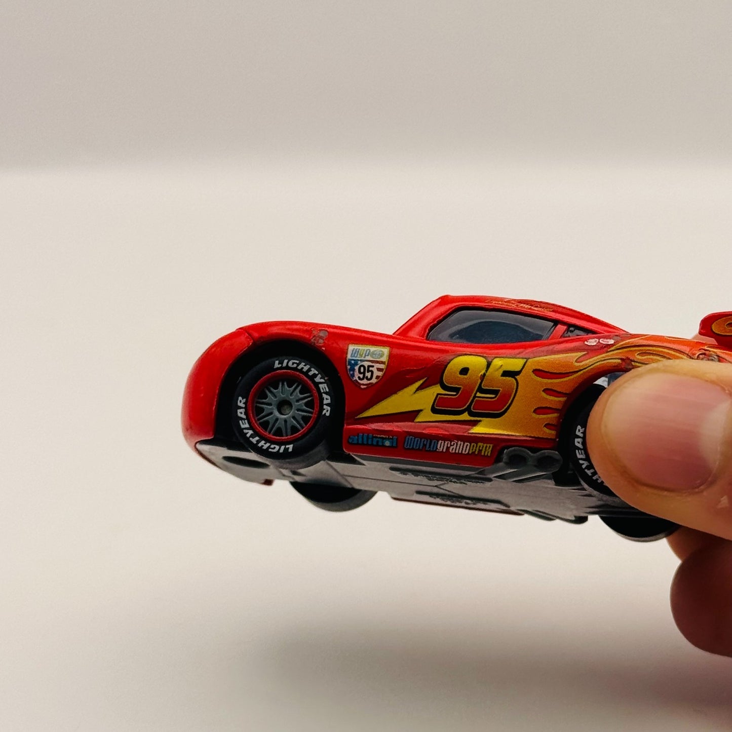 Disney Pixar Cars - WGP LIGHTNING MCQUEEN RUBBER TIRES Cars 2 2011- 1:55 Diecast