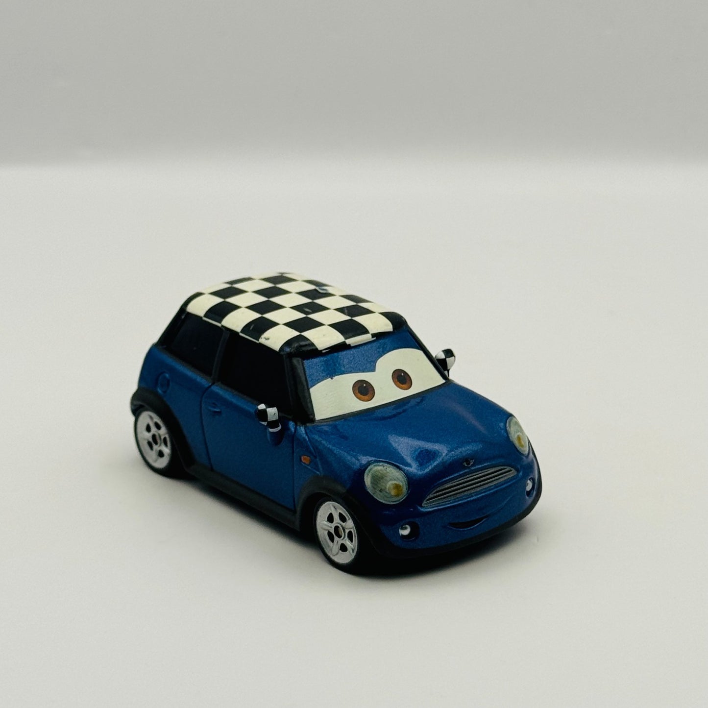 Disney Pixar Cars - BECKY WHEELIN *CHASE* Cars 2 2011 - 1:55 Diecast