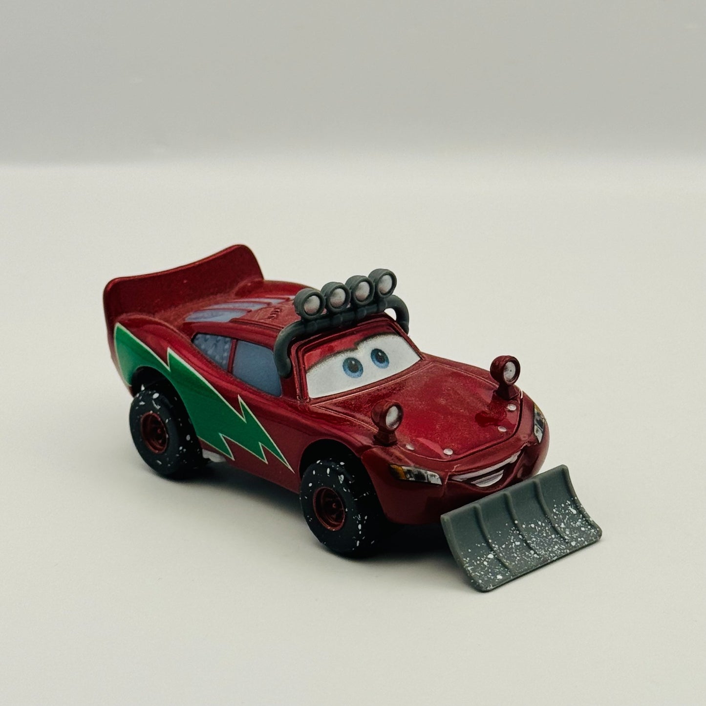 Disney Pixar Cars - WINTERTIME SNOWPLOW LIGHTNING MCQUEEN Christmas 1:55 Diecast