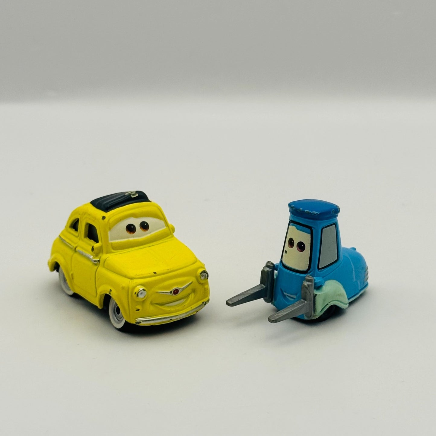 Disney Pixar Cars - LUIGI & GUIDO 2010 - 1:55 Diecast